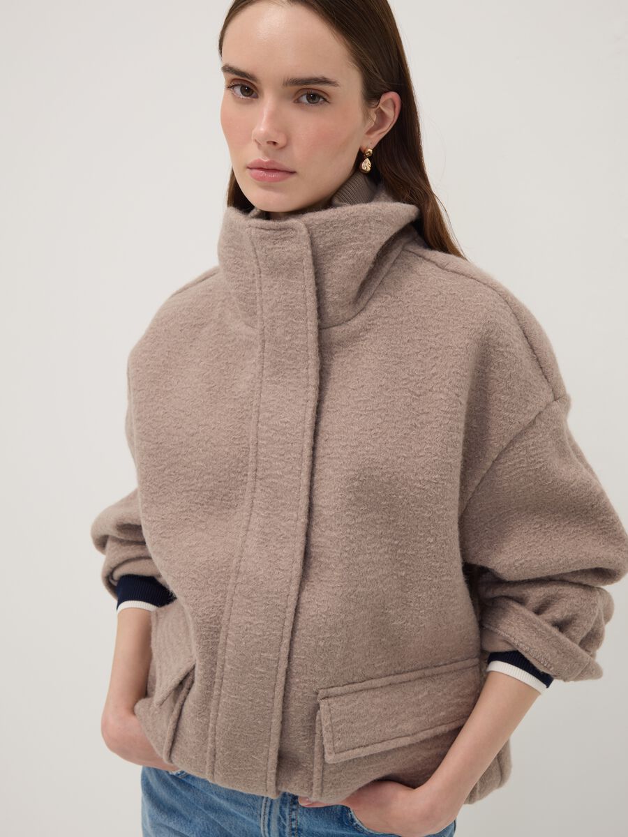 Beige Jacke in Regular Fit mit Stehkragen und aufgesetzten Taschen_1