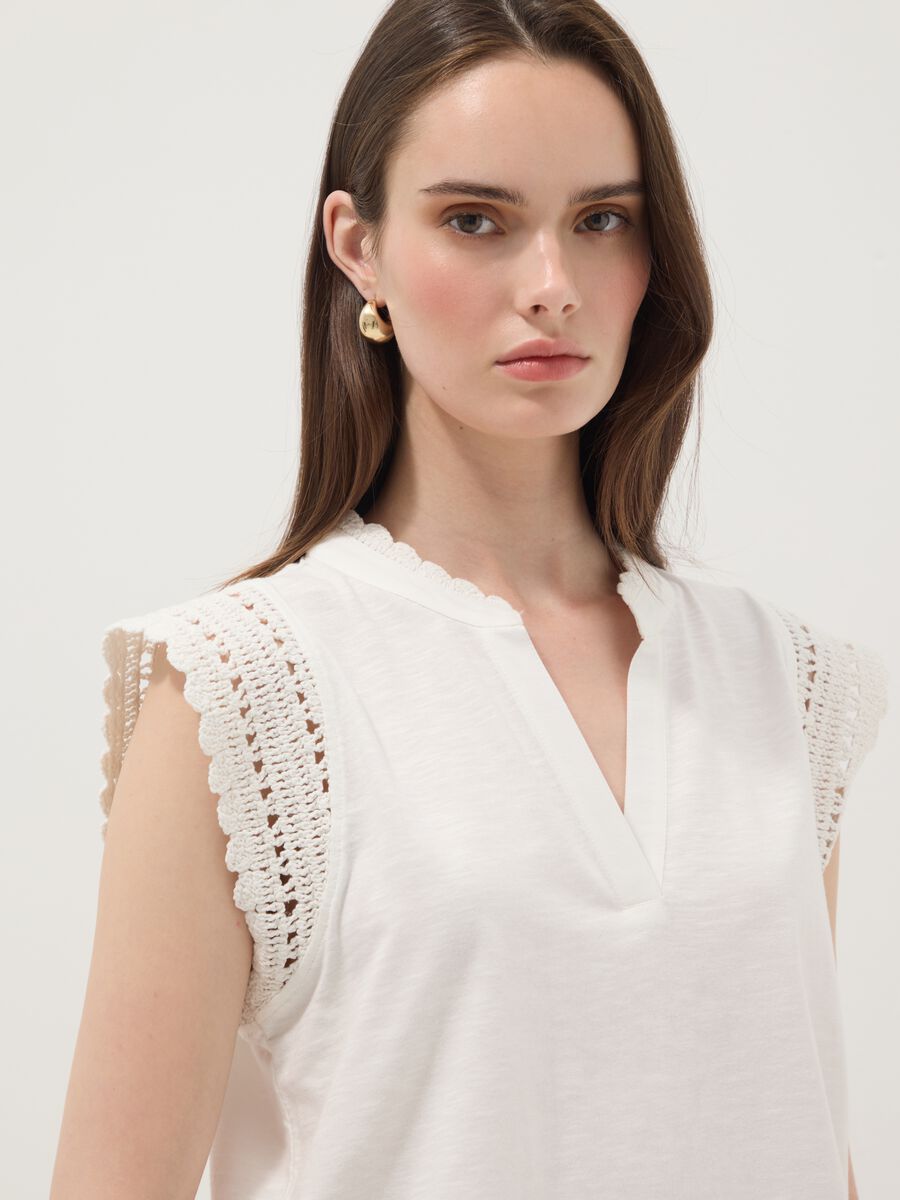 Top blanco de algod&oacute;n puro regular fit con detalles de crochet_0