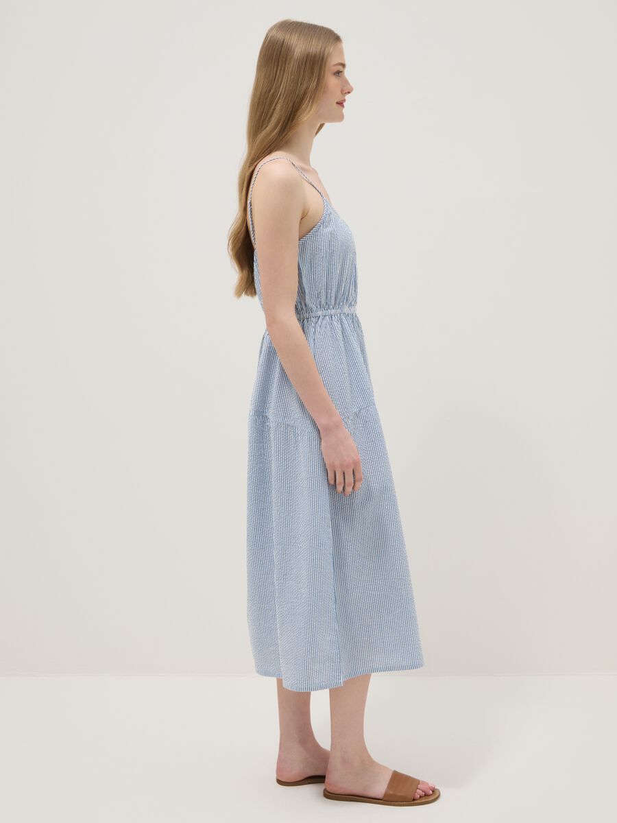 Blaues, gestreiftes Regular-Fit-Kleid aus reiner Baumwolle mit schmalen Tr&auml;gern_2