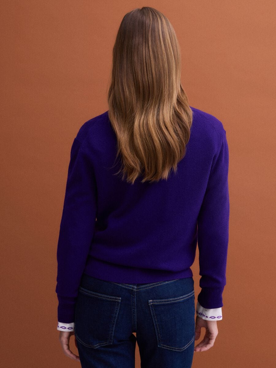 Purple pure wool jumper with deep V-neck_3
