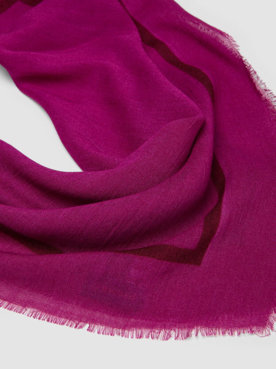 Pink scarf in a viscose and wool blend_2