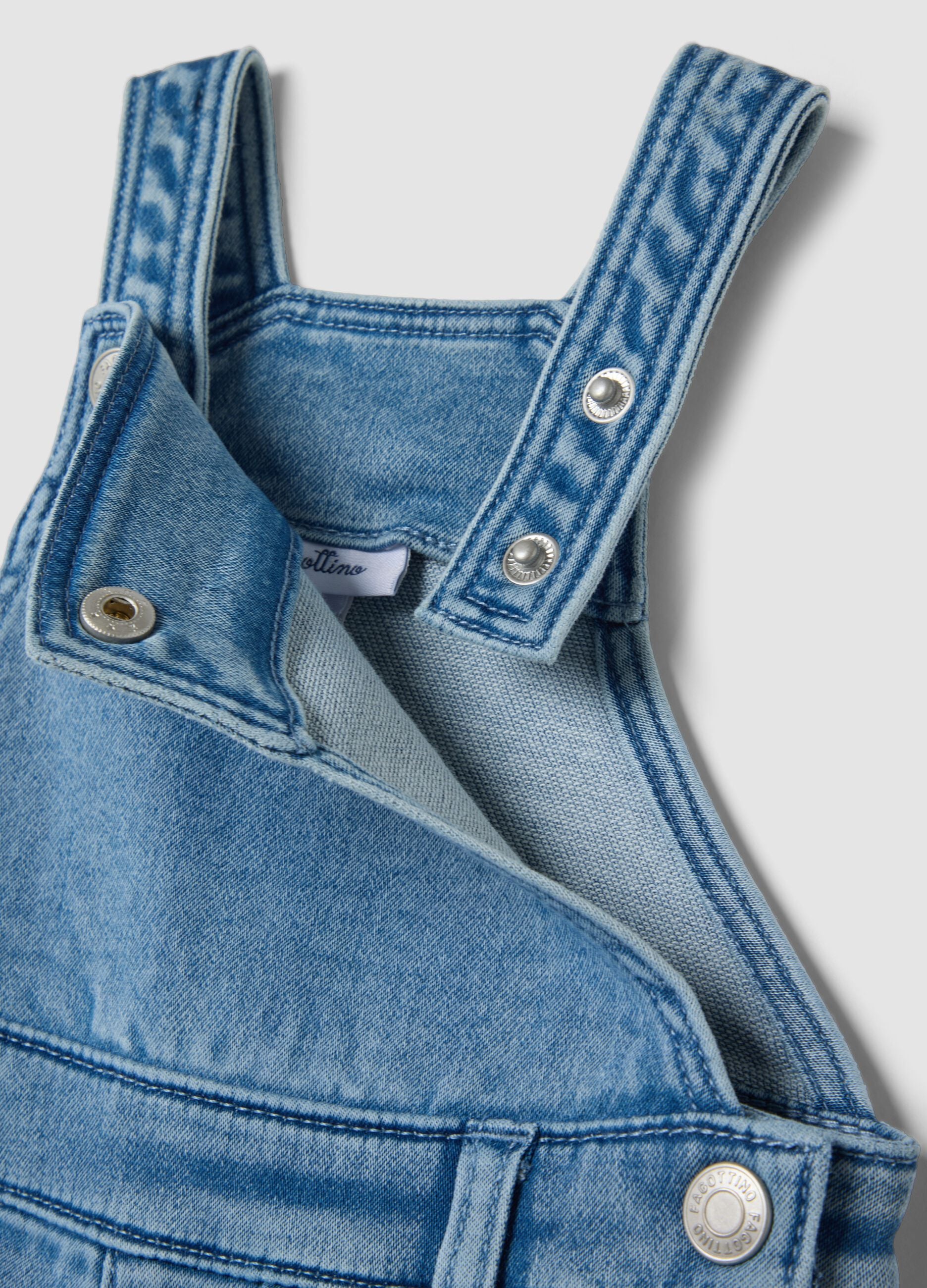 Salopette denim in cotone elasticizzato con tasche
