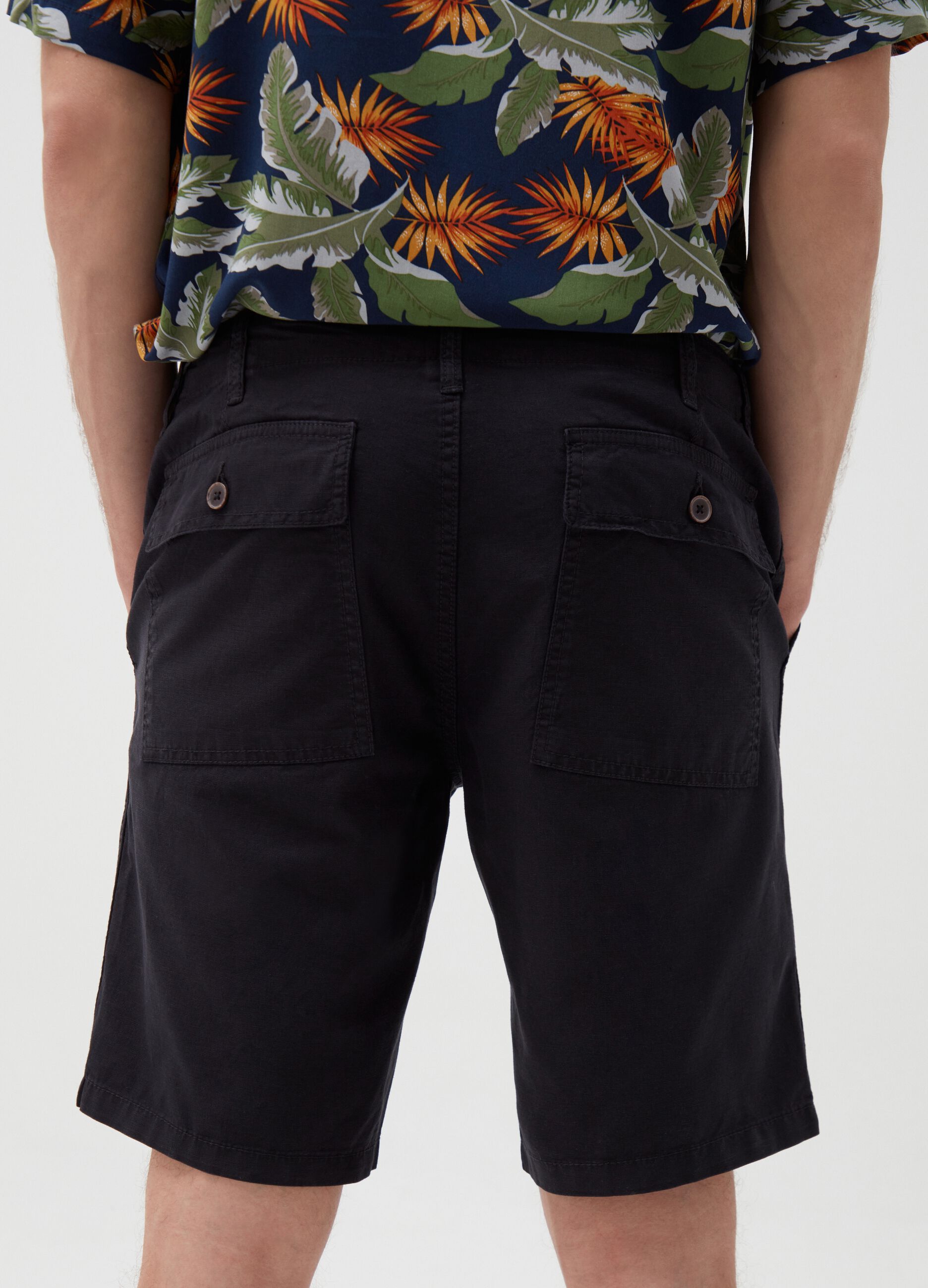 Bermuda shorts in linen and cotton with pockets