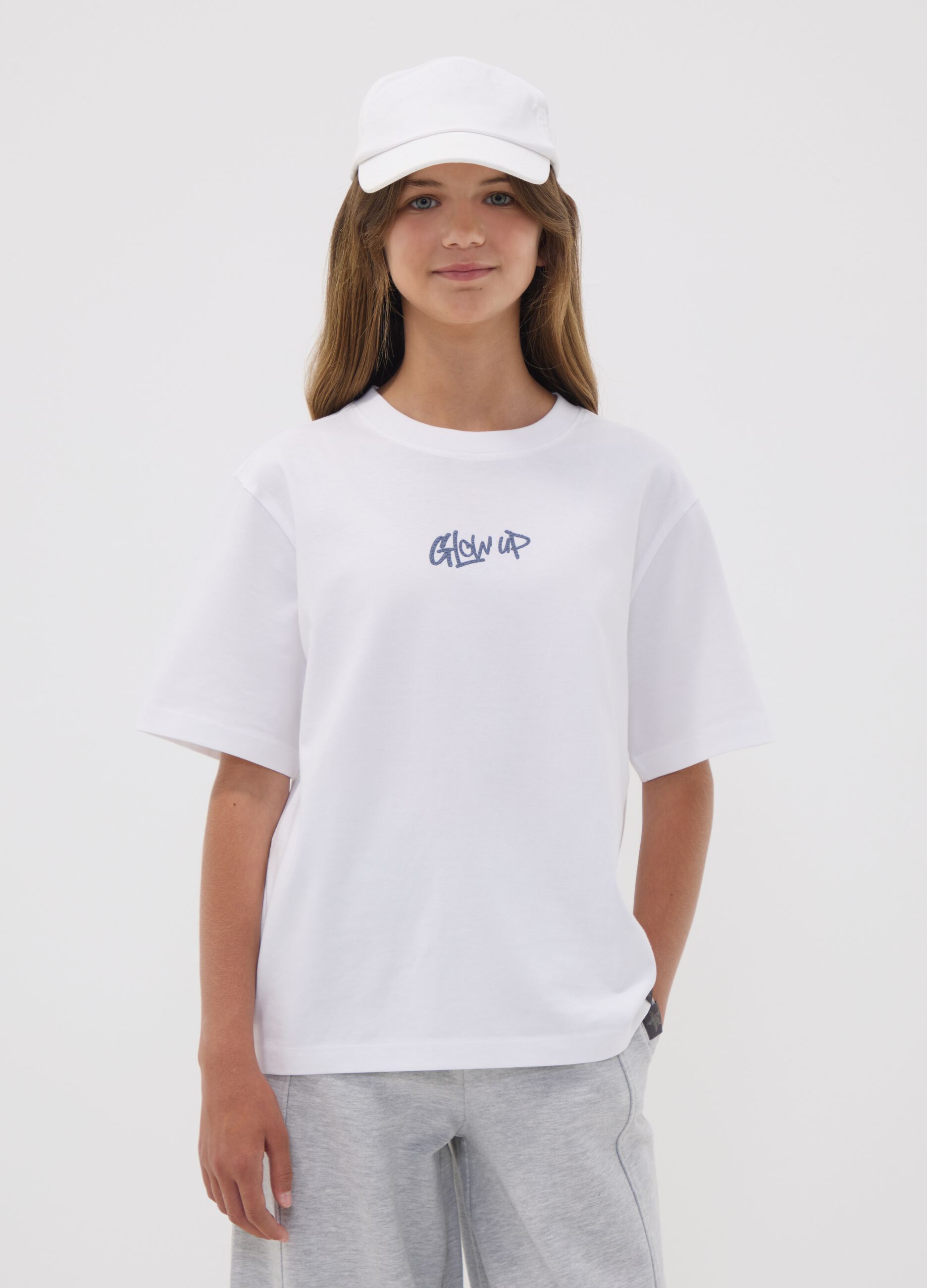 &Lambda;&epsilon;&upsilon;&kappa;ό T-shirt &alpha;&pi;ό &alpha;&gamma;&nu;ό &beta;&alpha;&mu;&beta;ά&kappa;&iota; &mu;&epsilon; &rho;&iota;&mu;&pi; &lambda;&alpha;&iota;&mu;ό&kappa;&omicron;&psi;&eta; &kappa;&alpha;&iota; &sigma;&tau;ά&mu;&pi;&alpha; &laquo;Glow Up&raquo;