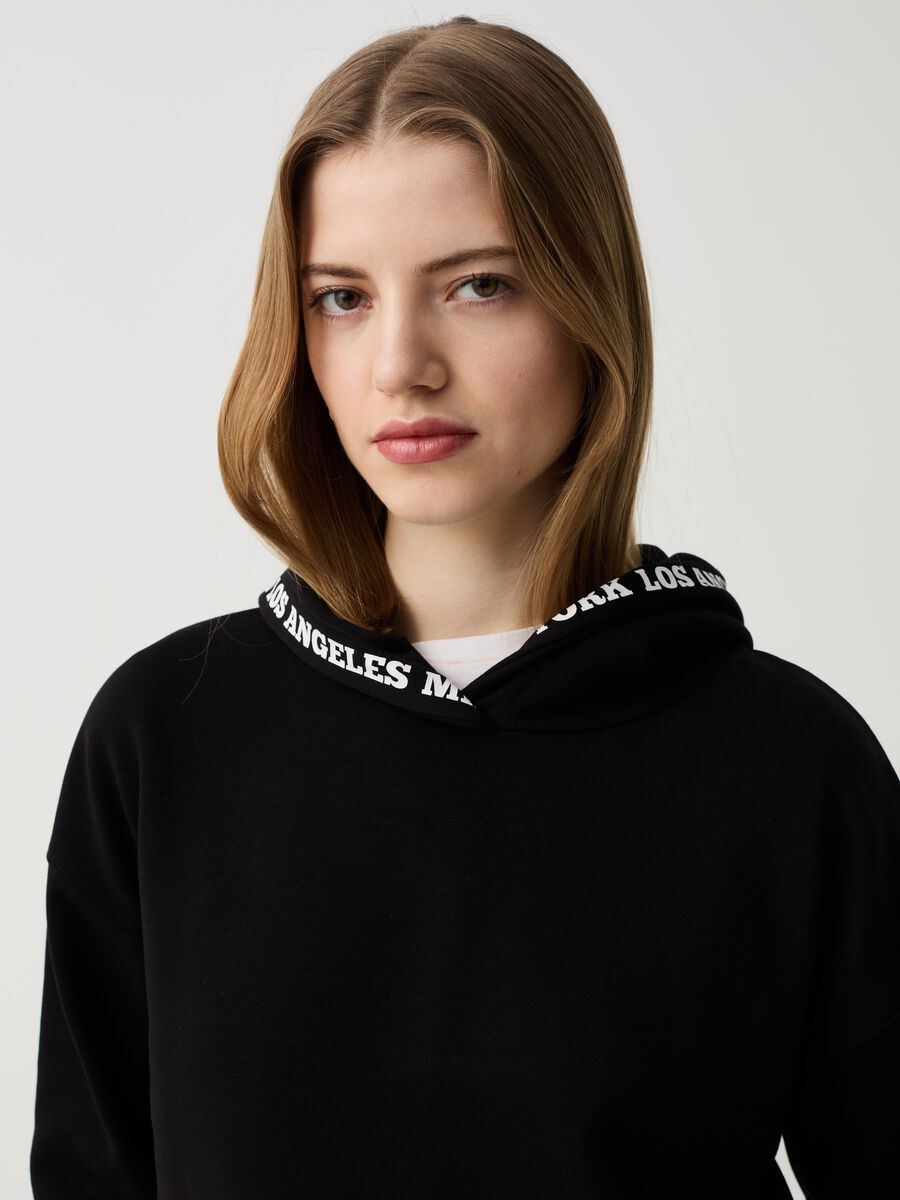 Essential sweatshirt with hood and print_1