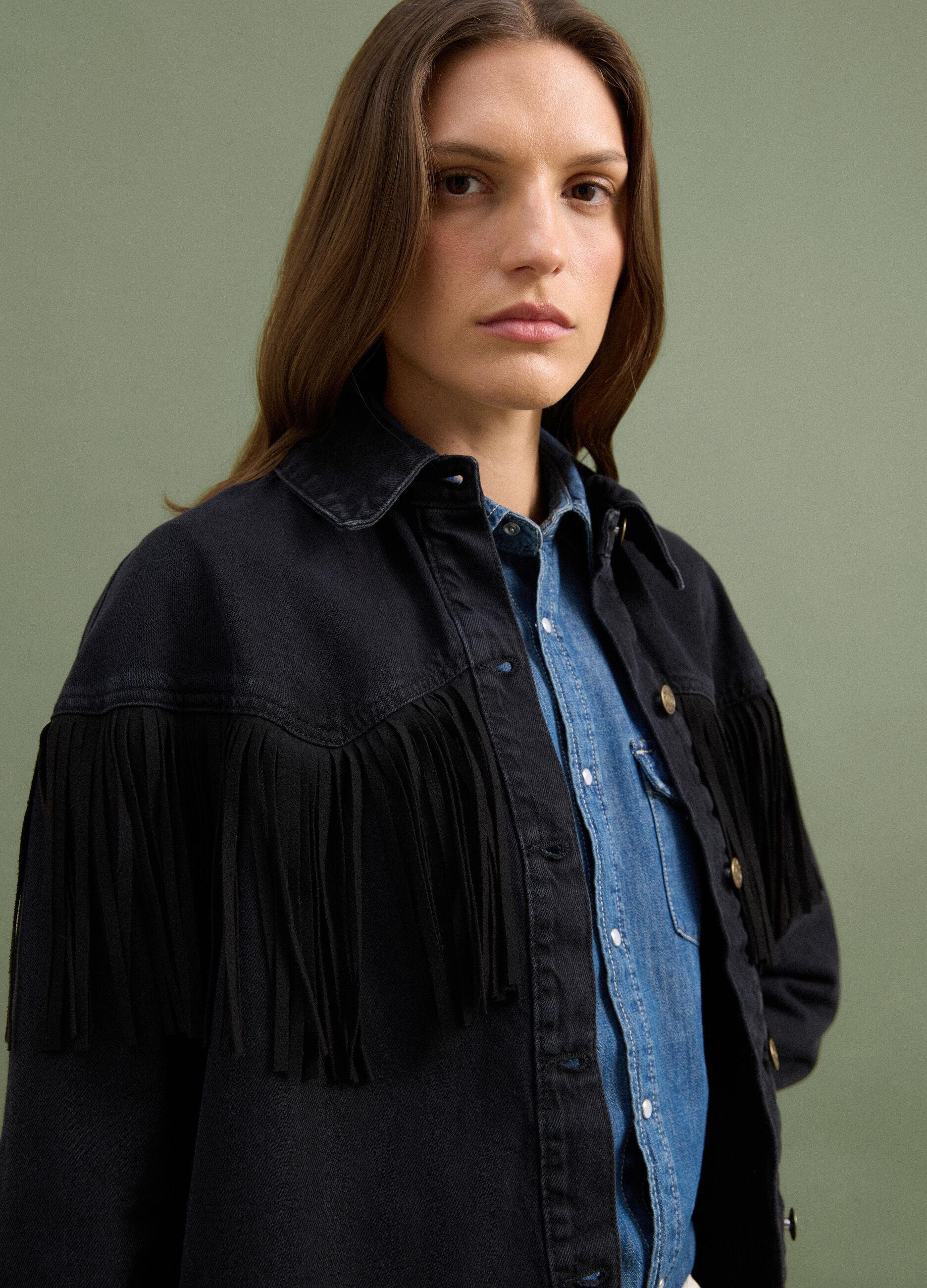 Giacca nera in denim di puro cotone con frange