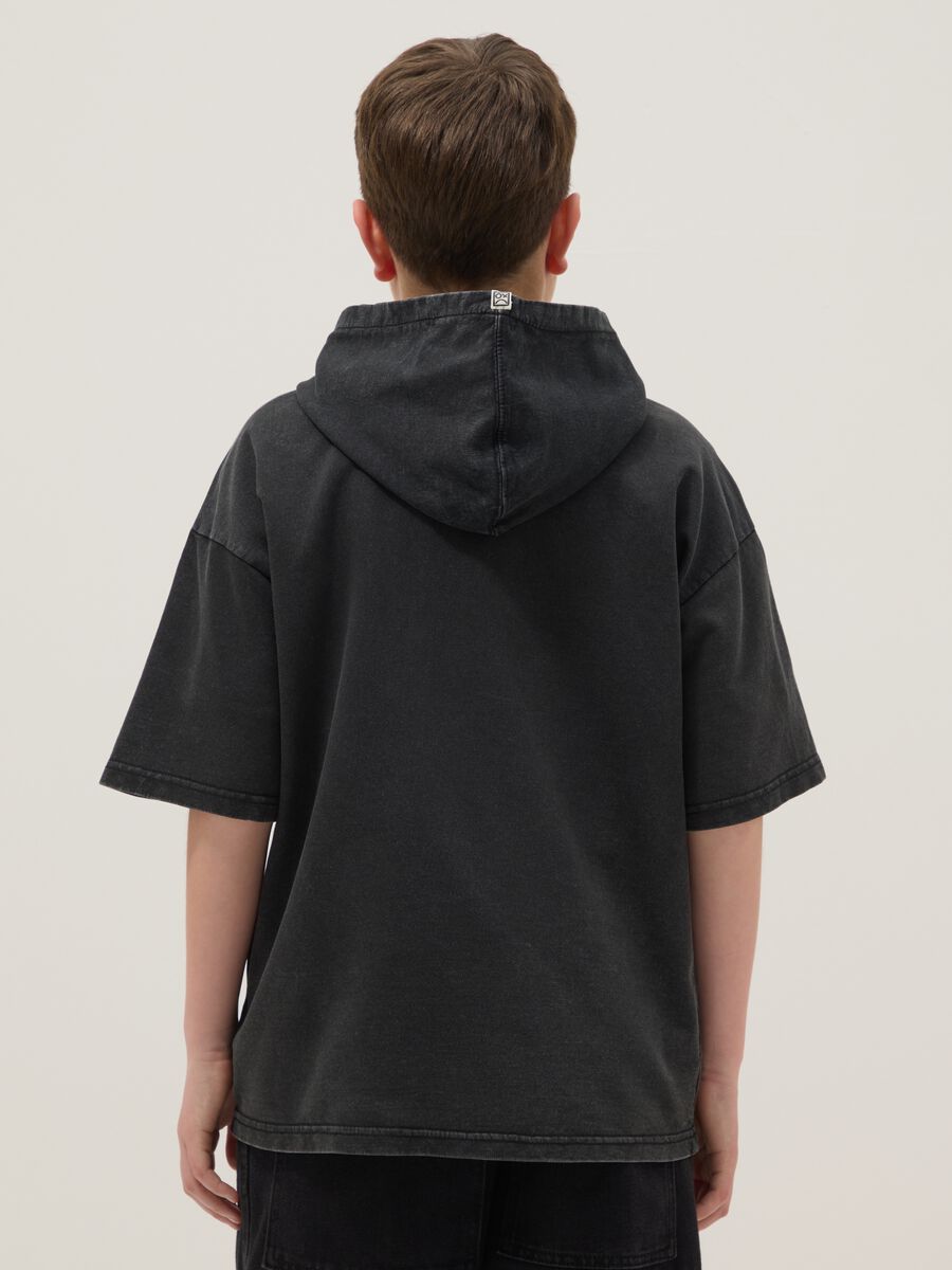 Jungen T-Shirt aus schwarzer reiner Baumwolle, oversized mit Kapuze_1