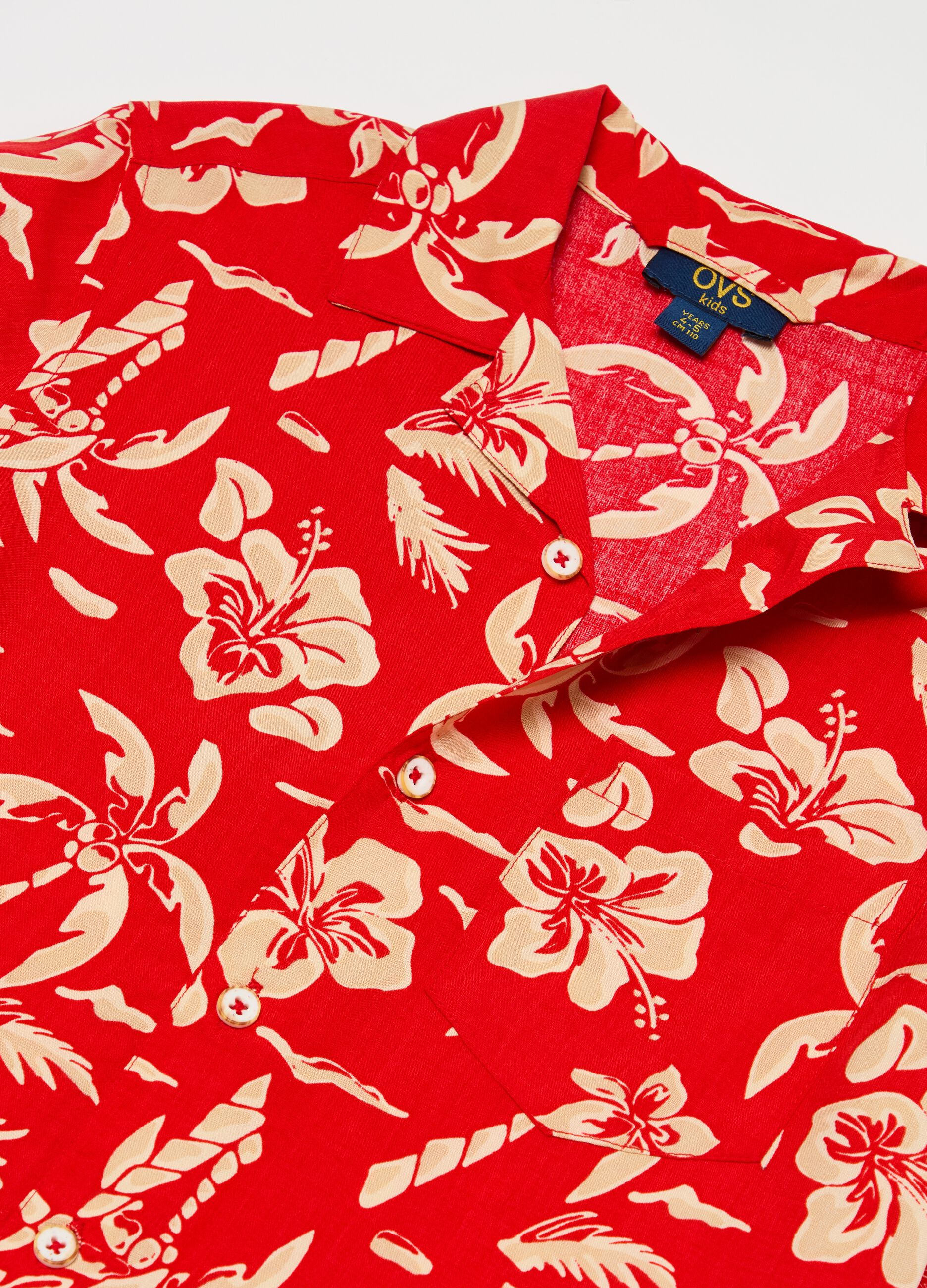 Short-sleeved shirt with tropical flowers print