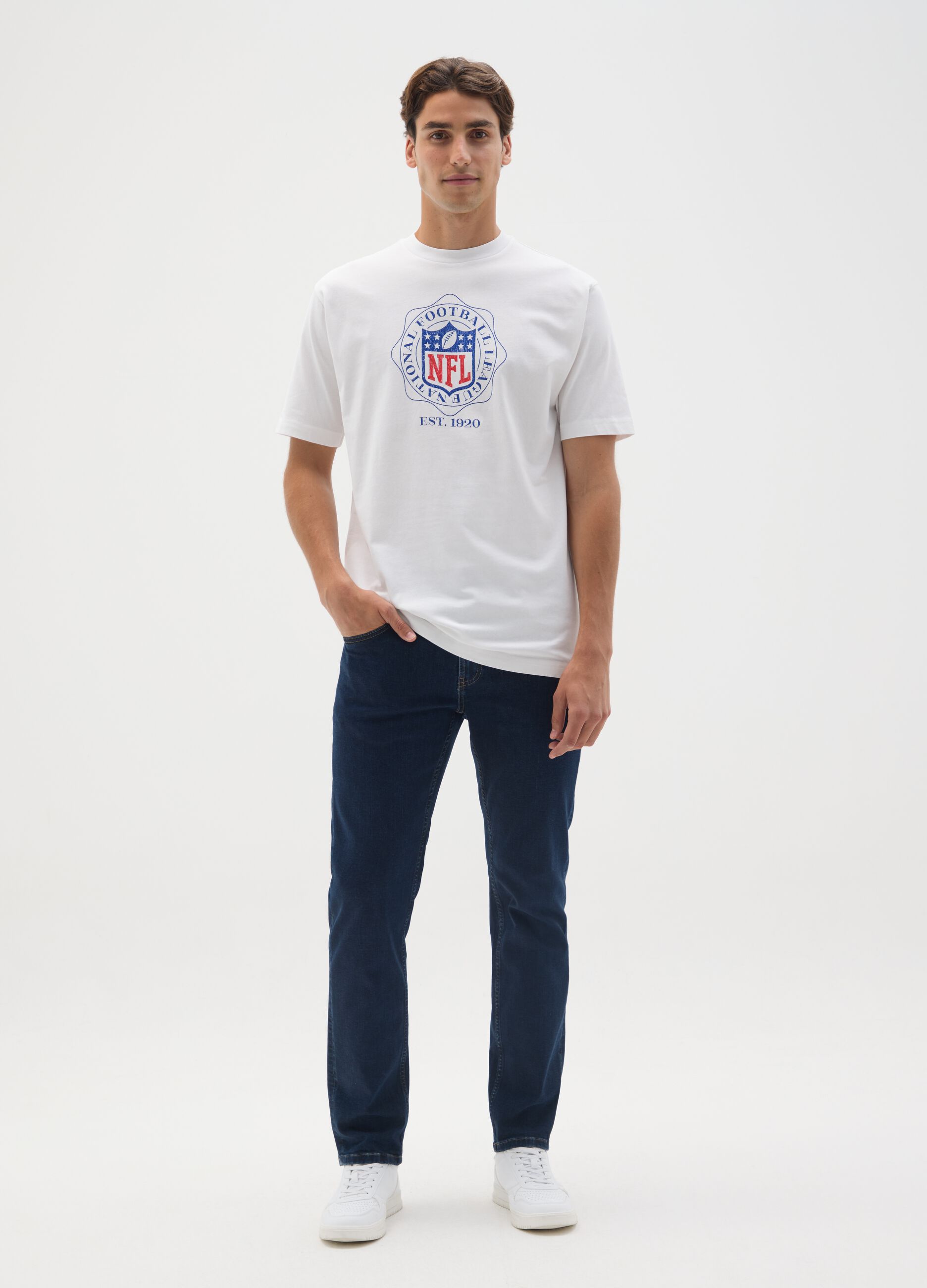 T-shirt branca de puro algod&atilde;o com logo NFL