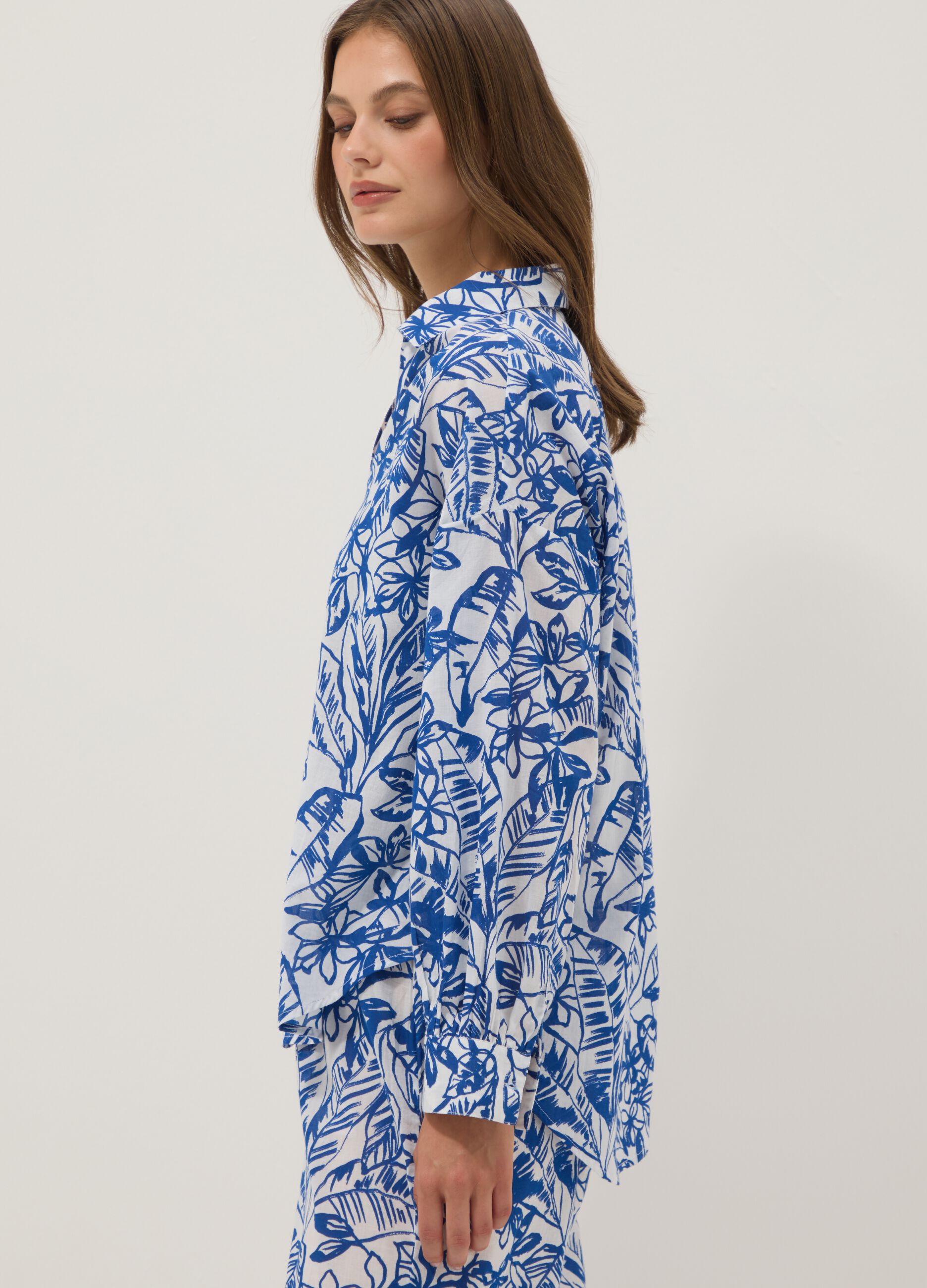 Blau-wei&szlig;er Kaftan aus Bio-Baumwolle mit Tropical-Print