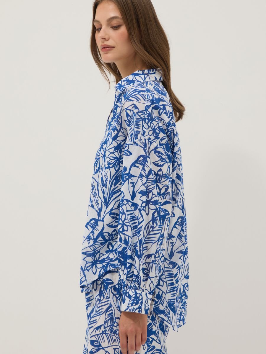 Blue and white organic cotton kaftan with tropical print_0