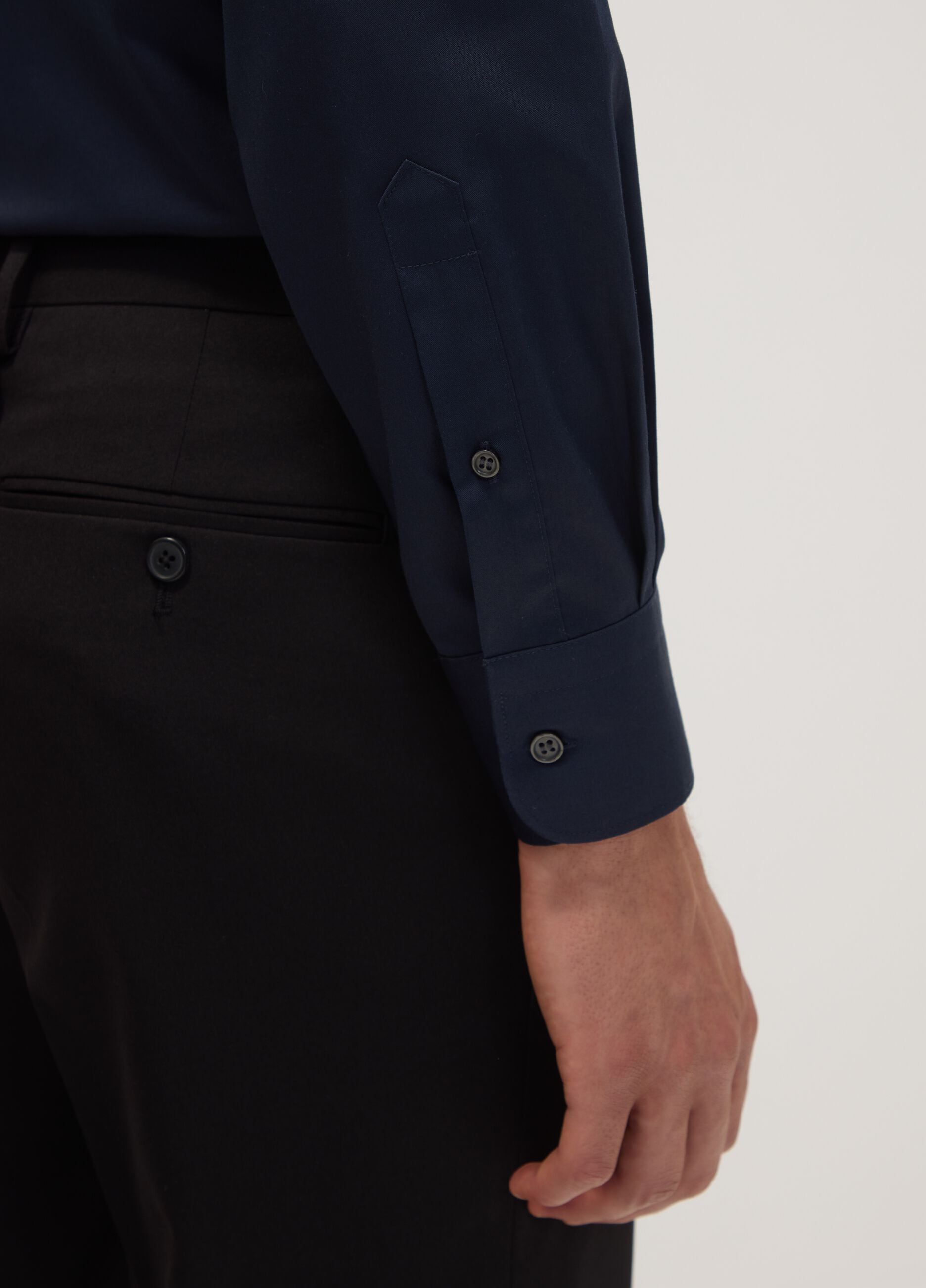 Camisa azul em algod&atilde;o puro com colarinho cl&aacute;ssico, corte regular, sem passar a ferro