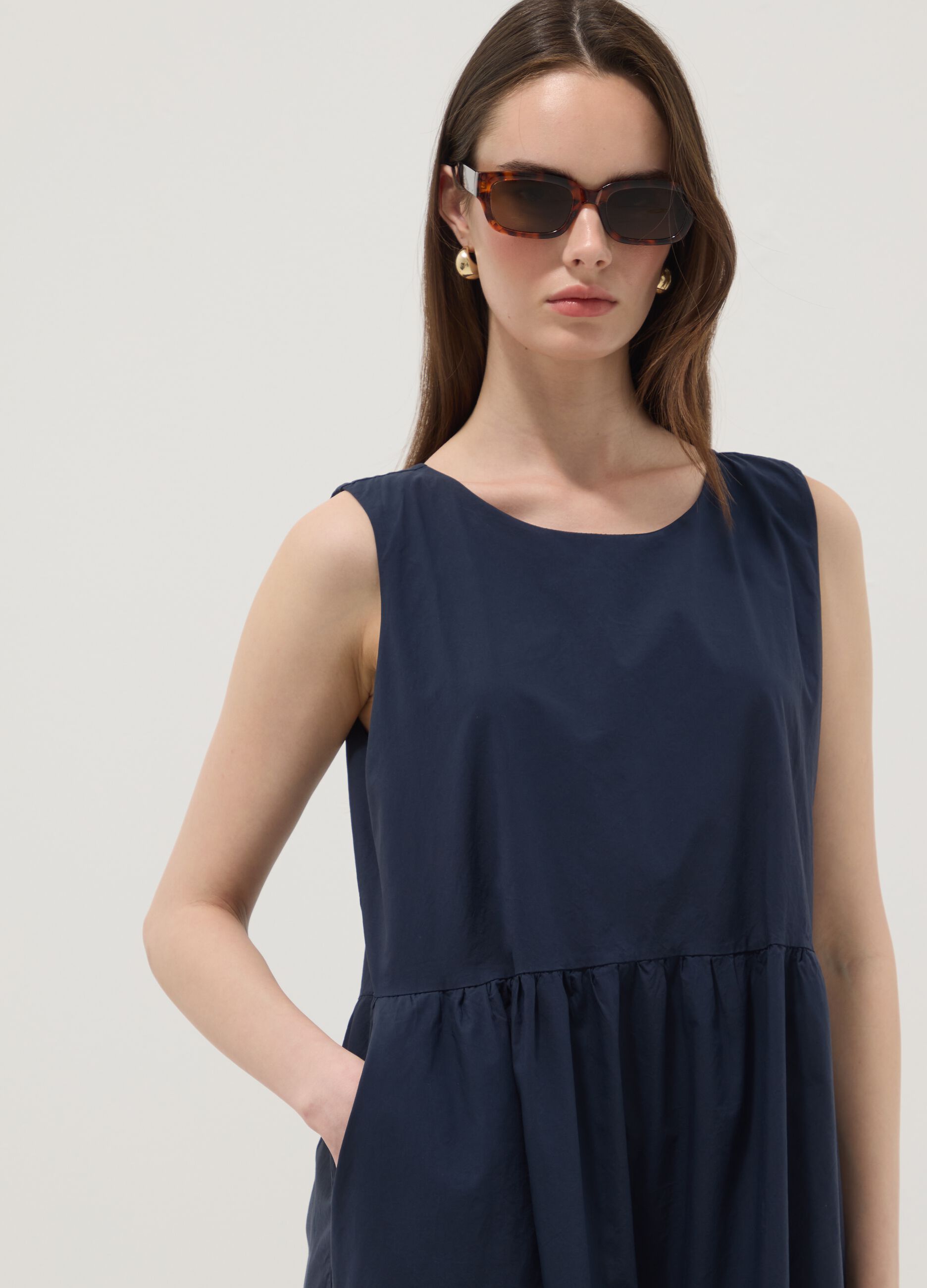 Vestido azul sem mangas em algod&atilde;o puro com folhos, corte regular