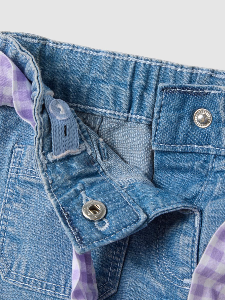 Girls&rsquo; blue denim shorts in stretch cotton with gingham belt_3