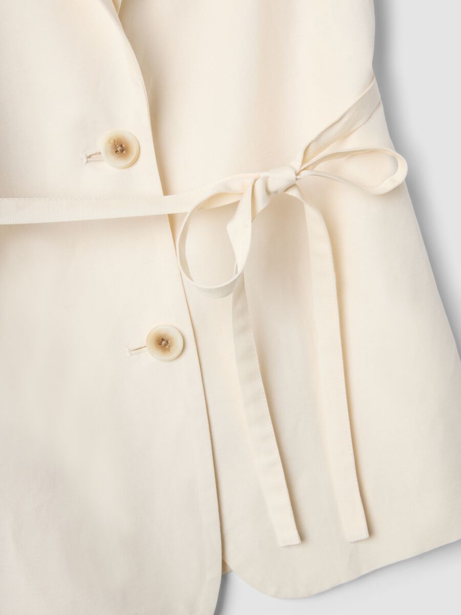 Wei&szlig;es Regular-Fit-Weste aus Lyocell-Leinen-Mix mit G&uuml;rtel_5