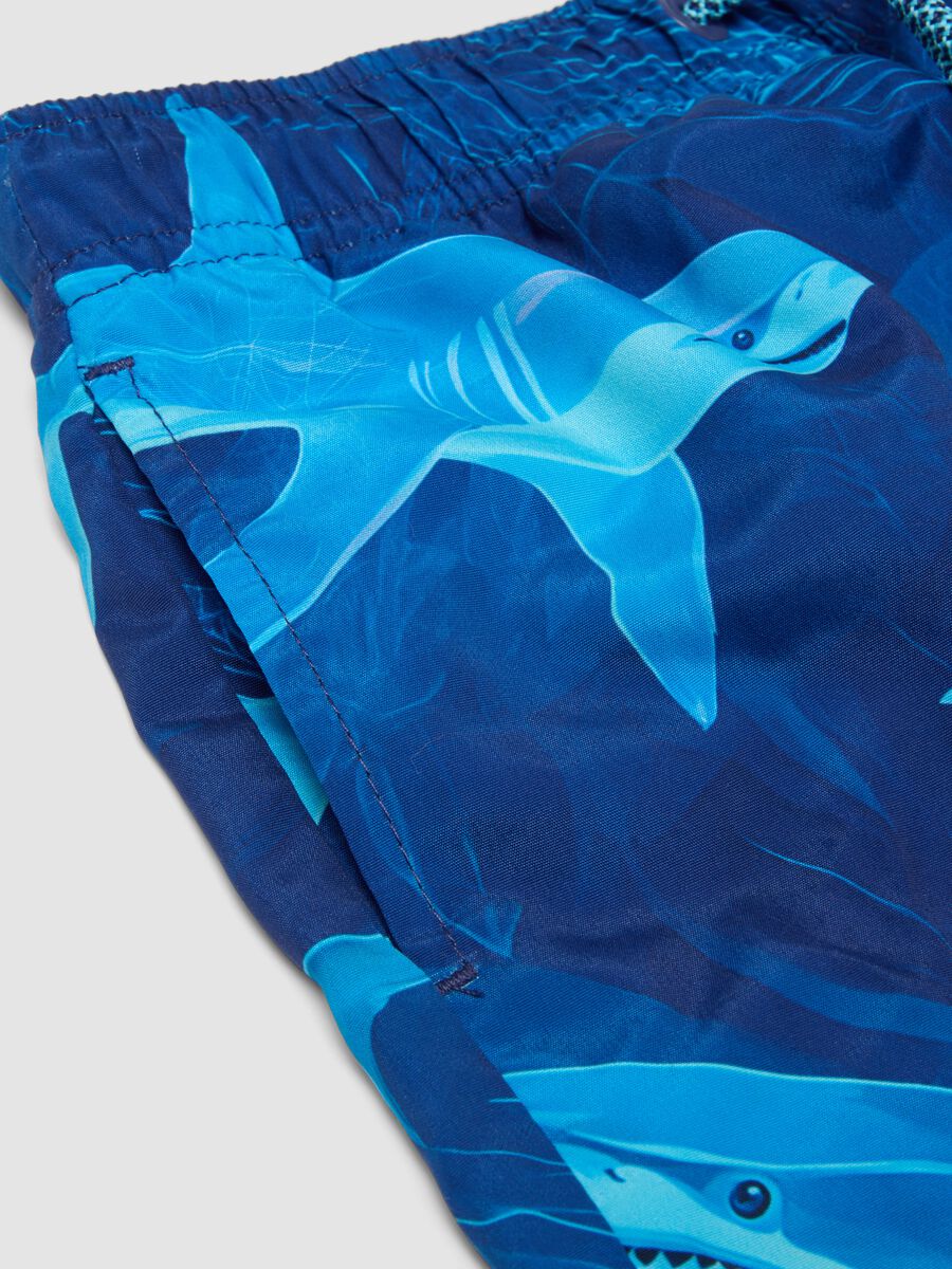 Ba&ntilde;ador tipo b&oacute;xer azul con estampado de tiburones_3