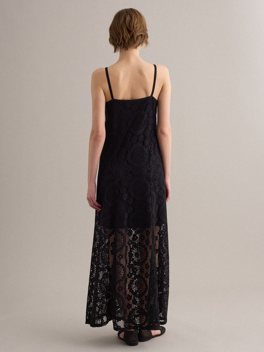 Long black crochet dress with V-neck, regular fit_2