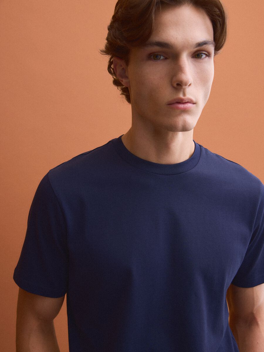 T-shirt azul em algod&atilde;o puro com gola redonda, corte regular_0