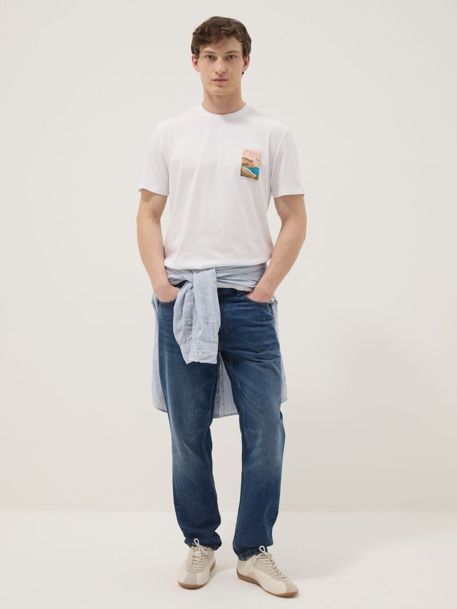 Wei&szlig;es T-Shirt aus reiner Baumwolle mit aufgesetztem Print, Regular Fit_1