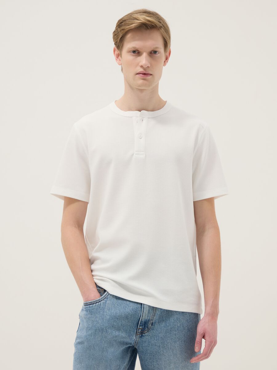 White short sleeve T-shirt regular fit with henley collar_0