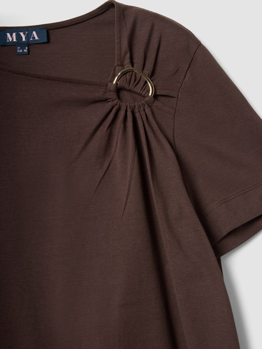 Camiseta marr&oacute;n de algod&oacute;n puro con detalle de anilla_1