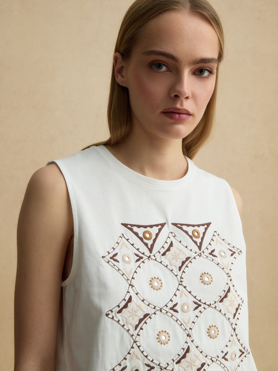 Wei&szlig;es Baumwoll-Tanktop im Regular Fit mit Stickereien_3
