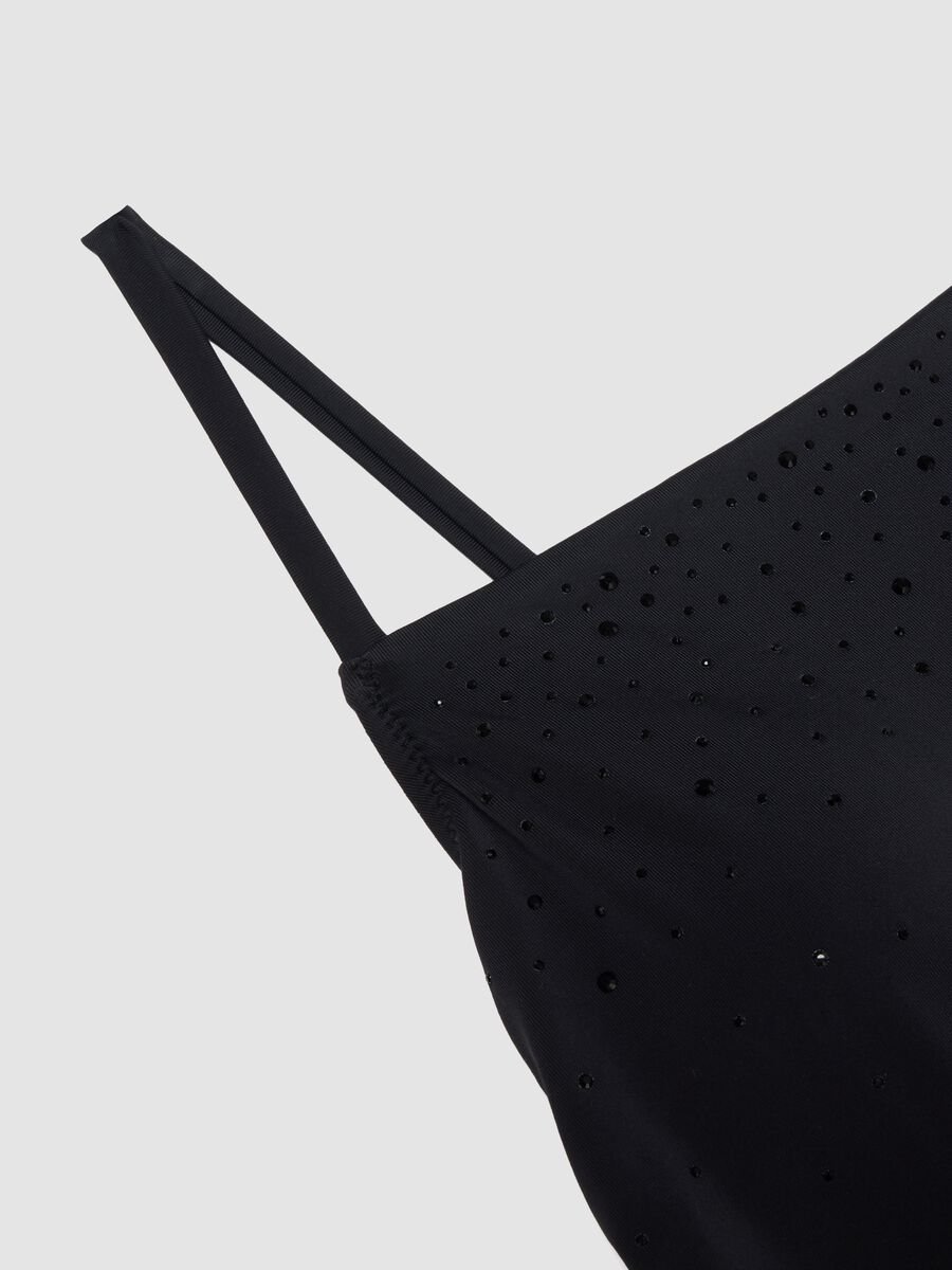 Schwarzer Badeanzug aus Stretchmaterial mit Tr&auml;gern_5