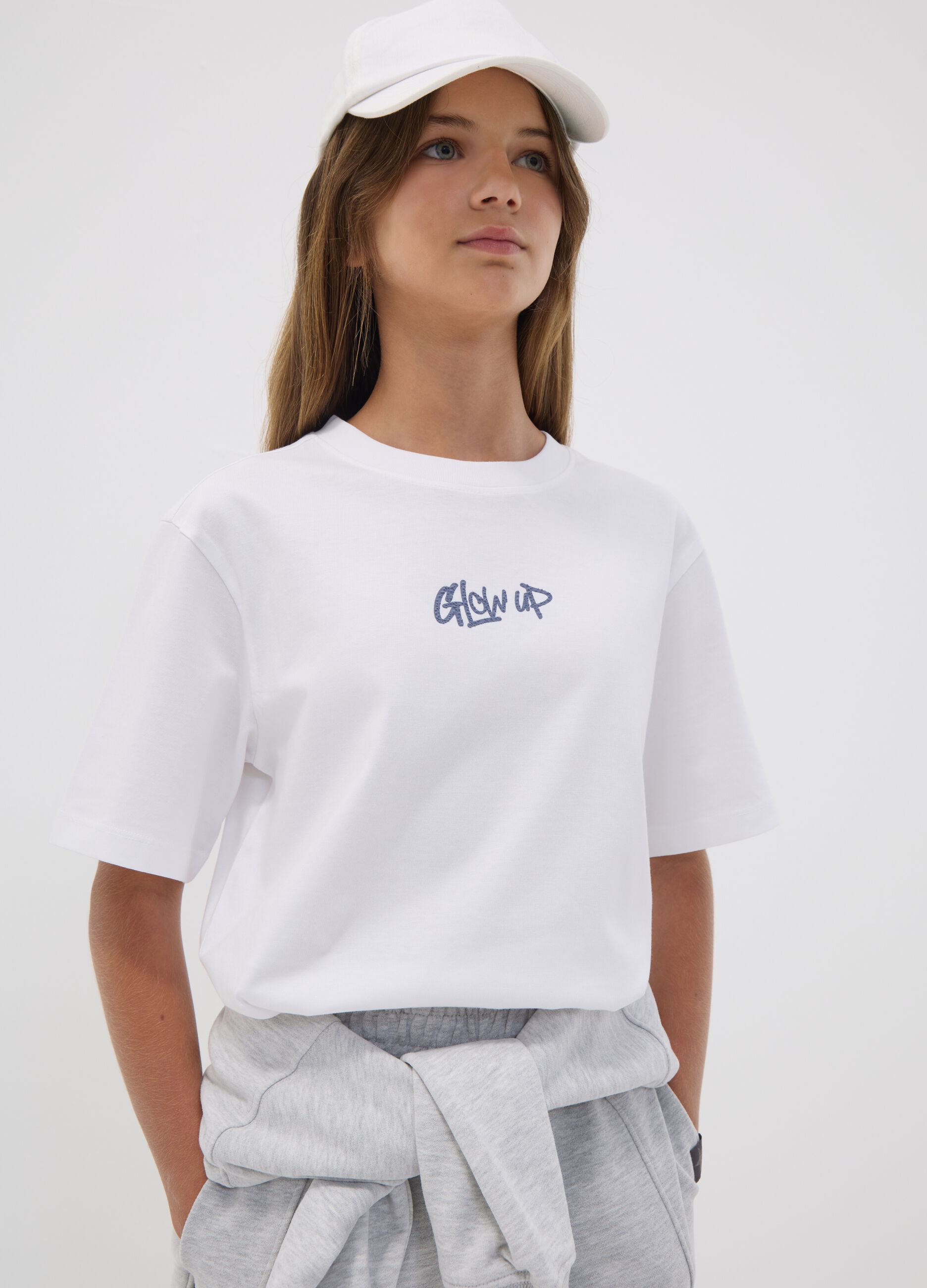 &Lambda;&epsilon;&upsilon;&kappa;ό T-shirt &alpha;&pi;ό &alpha;&gamma;&nu;ό &beta;&alpha;&mu;&beta;ά&kappa;&iota; &mu;&epsilon; &rho;&iota;&mu;&pi; &lambda;&alpha;&iota;&mu;ό&kappa;&omicron;&psi;&eta; &kappa;&alpha;&iota; &sigma;&tau;ά&mu;&pi;&alpha; &laquo;Glow Up&raquo;