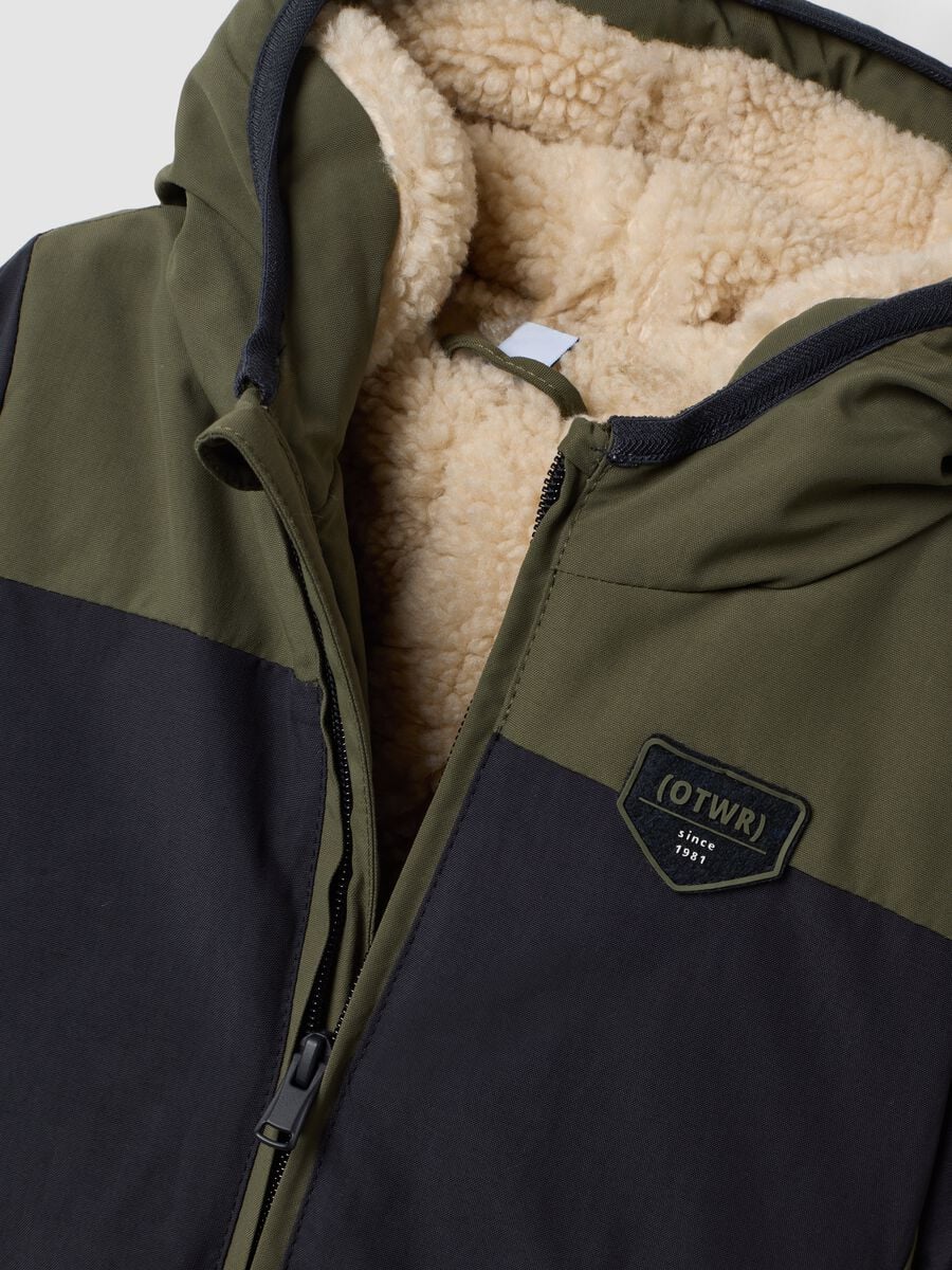 Dunkelblaue Kapuzenjacke mit Rei&szlig;verschluss_2