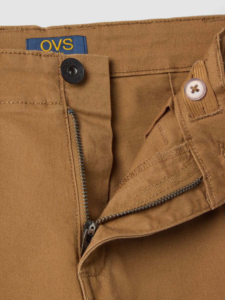 Brown stretch cotton oversized fit cargo shorts for kids_2