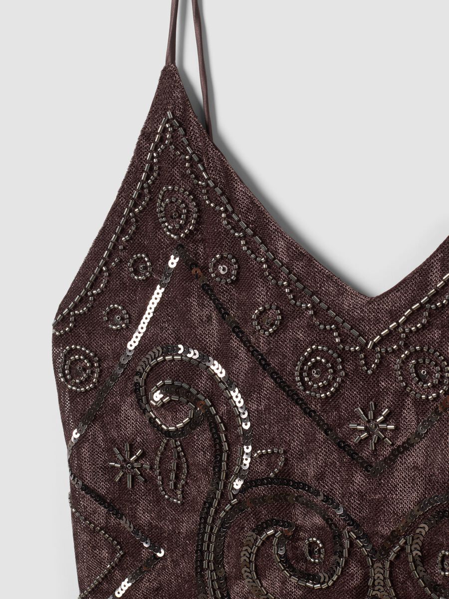 Braunes, figurbetontes Tanktop aus Stretchstoff mit Pailletten_5