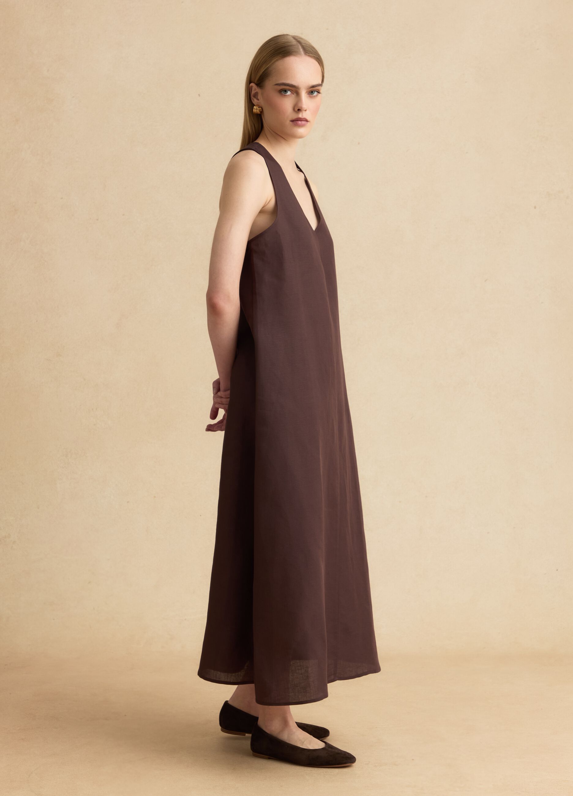 Braunes Kleid aus Leinen-Viskose-Mix mit V-Ausschnitt, Regular Fit