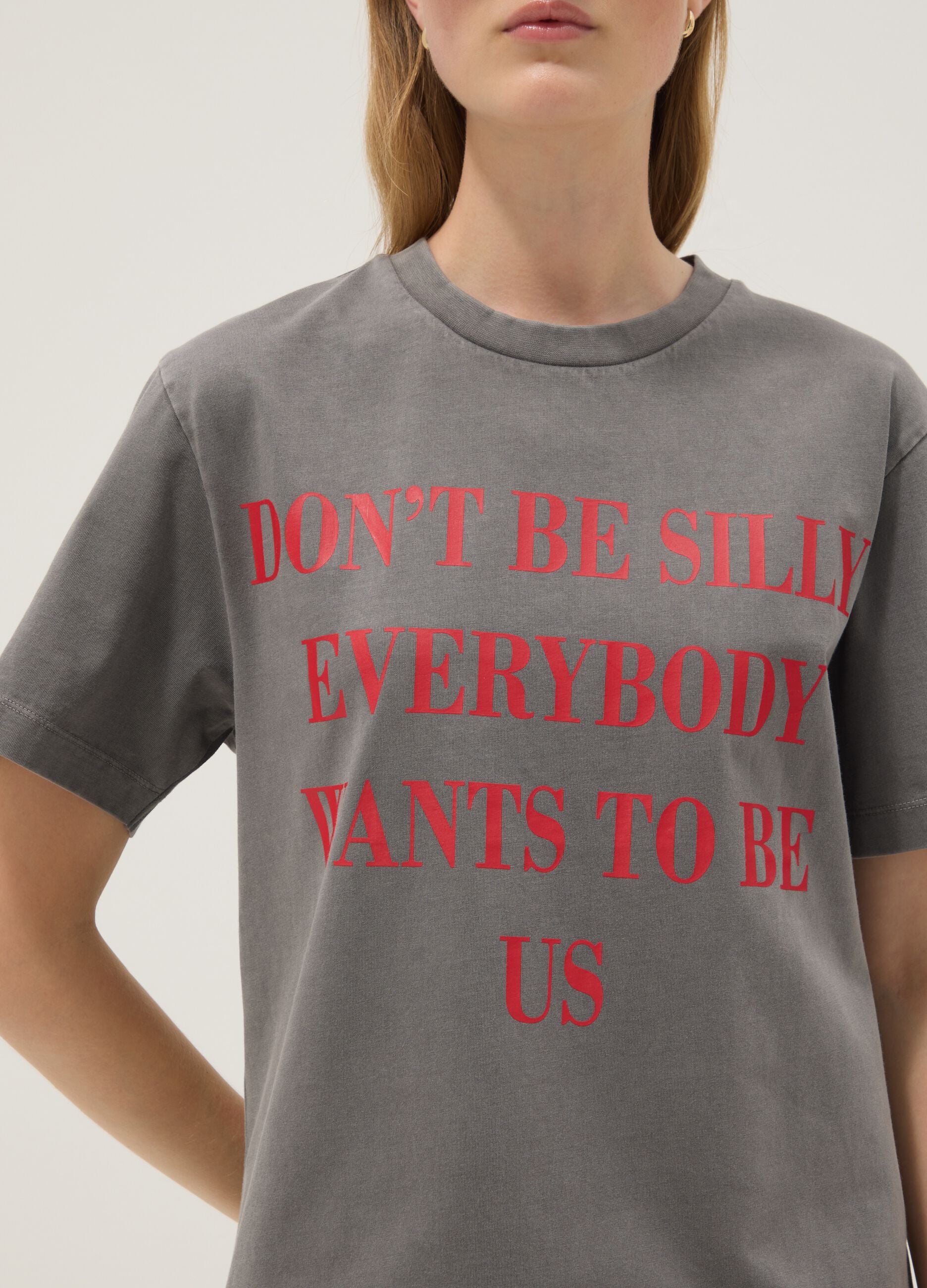 &Gamma;&kappa;&rho;&iota; T-shirt &alpha;&pi;ό 100% &beta;&alpha;&mu;&beta;ά&kappa;&iota; &mu;&epsilon; &sigma;&tau;ά&mu;&pi;&alpha; &laquo;&Omicron; &Delta;&iota;ά&beta;&omicron;&lambda;&omicron;&sigmaf; &Phi;&omicron;&rho;ά&epsilon;&iota; Prada&raquo;, oversized &epsilon;&phi;&alpha;&rho;&mu;&omicron;&gamma;ή