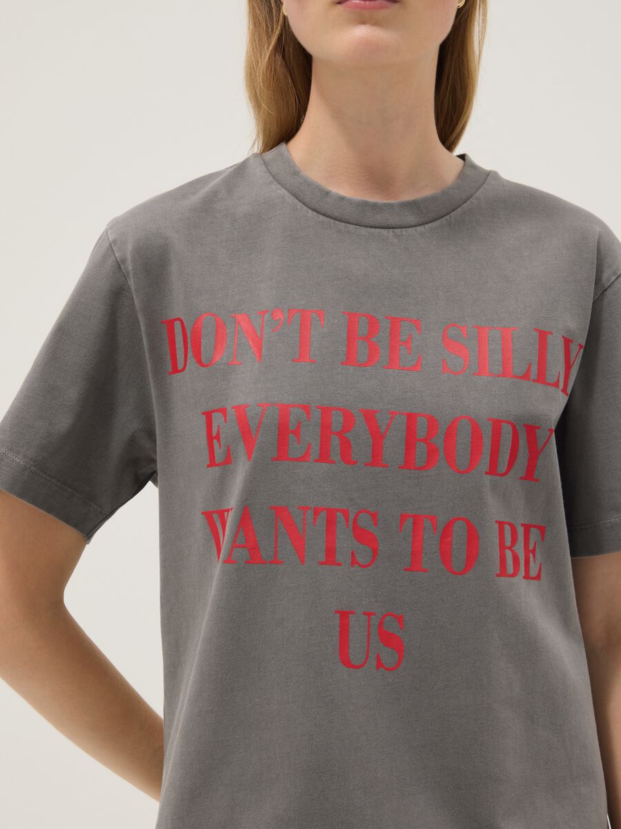 Camiseta gris de algod&oacute;n puro con estampado &ldquo;El diablo viste de Prada&rdquo;, corte oversize_3