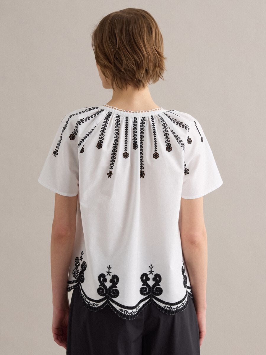 Camisa blanca de puro algod&oacute;n con bordados_3