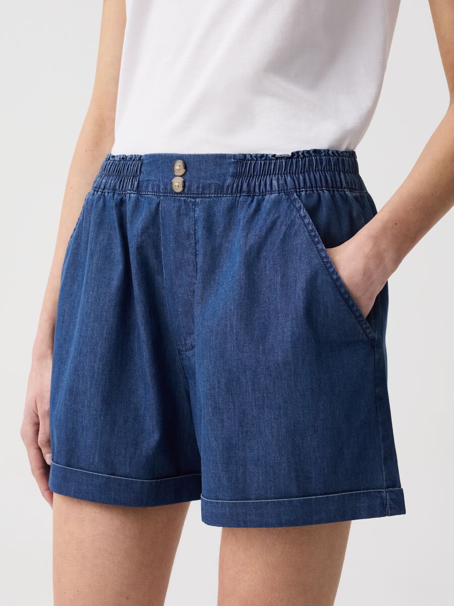 Fluid denim shorts with pockets_1
