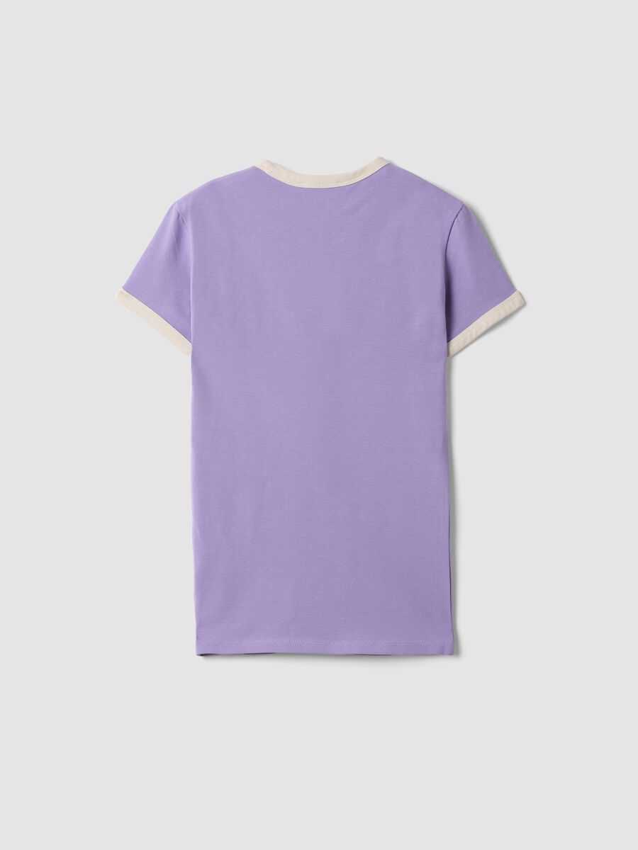 Violettes, figurbetontes T-Shirt aus Stretch-Baumwolle mit Kontrastpaspeln_2