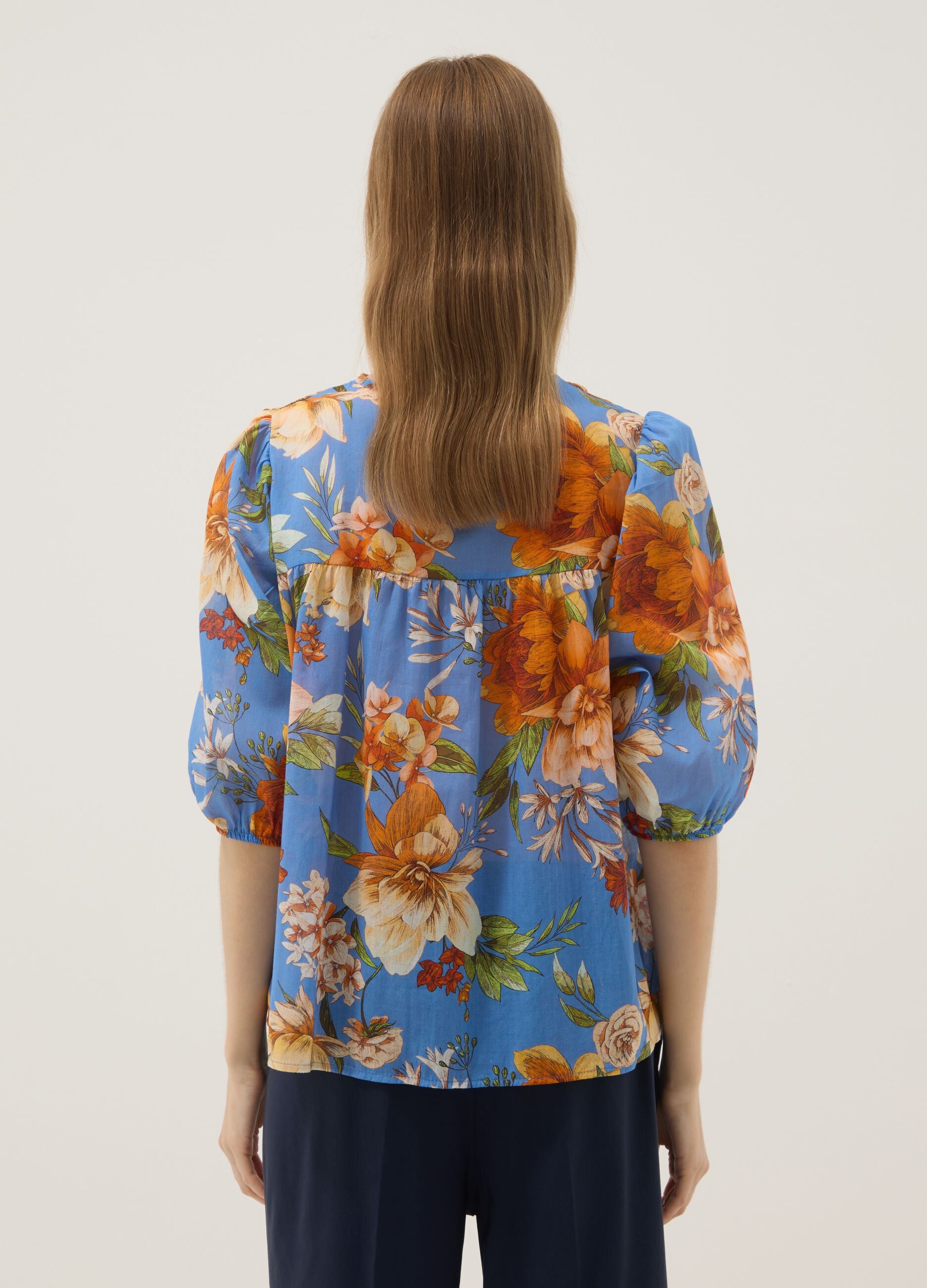 Blaue Bluse mit Blumenmuster aus reiner Baumwolle