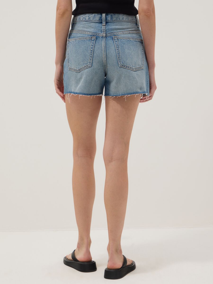 Hellblaue Denim-Shorts aus reiner Baumwolle_2