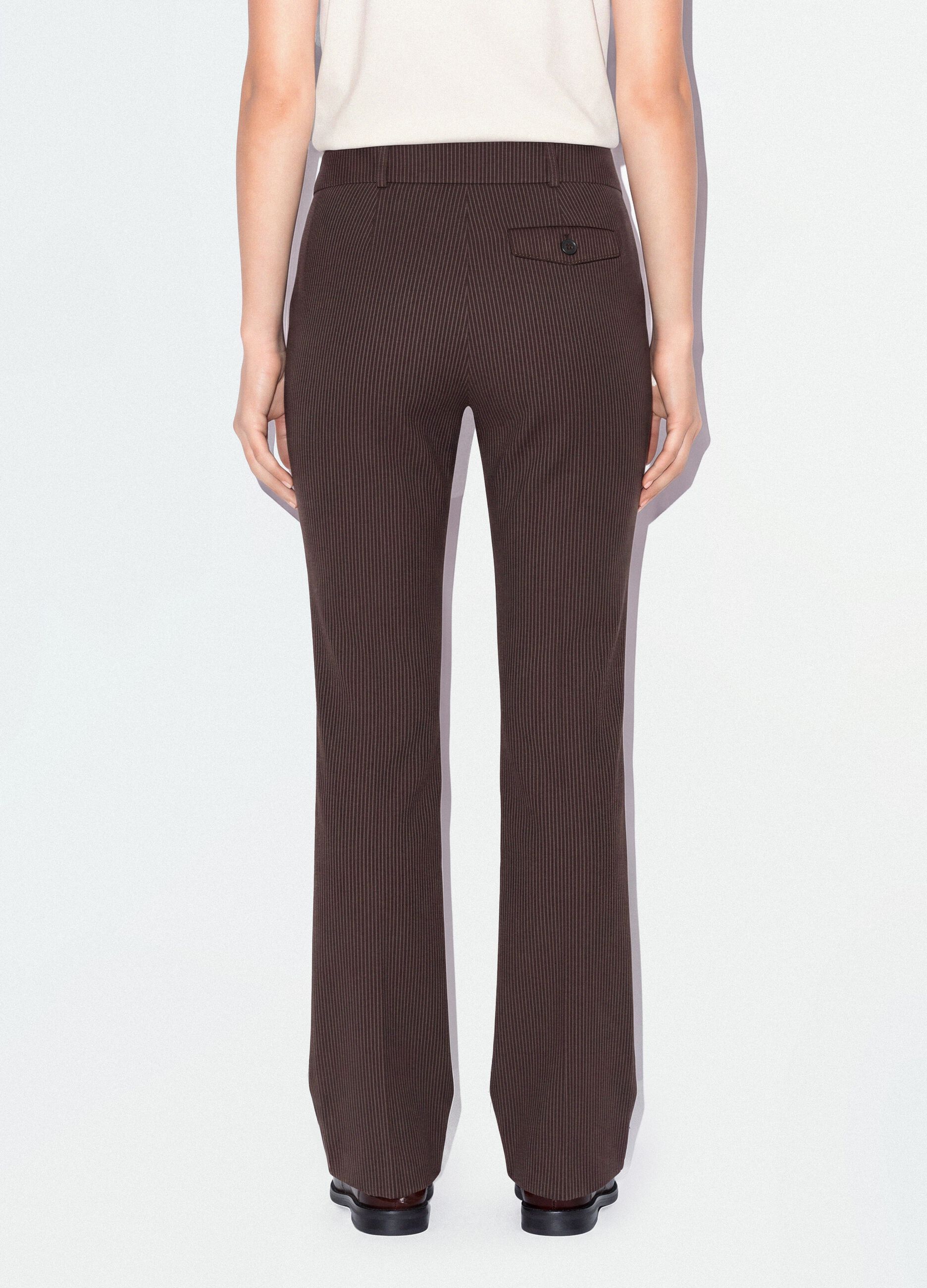 Pantaloni marroni flare in viscosa elasticizzata con fantasia gessata