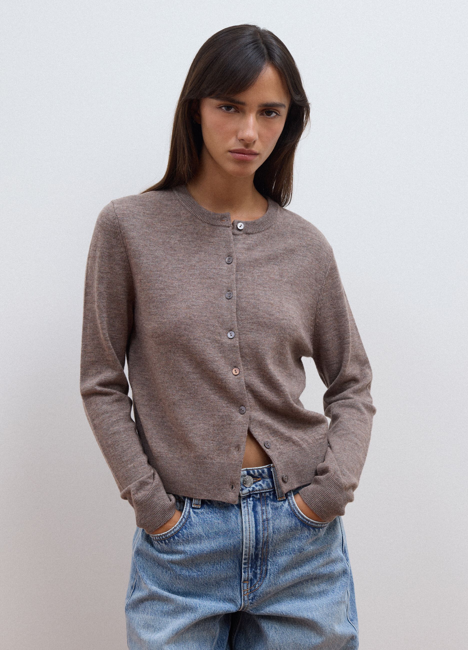 Cardigan grigio in pura lana con girocollo e bottoni regular fit