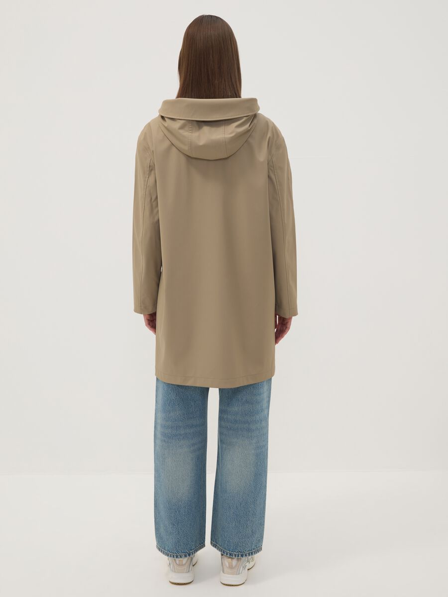 Lange beige Jacke mit Kapuze und Rei&szlig;verschluss_3