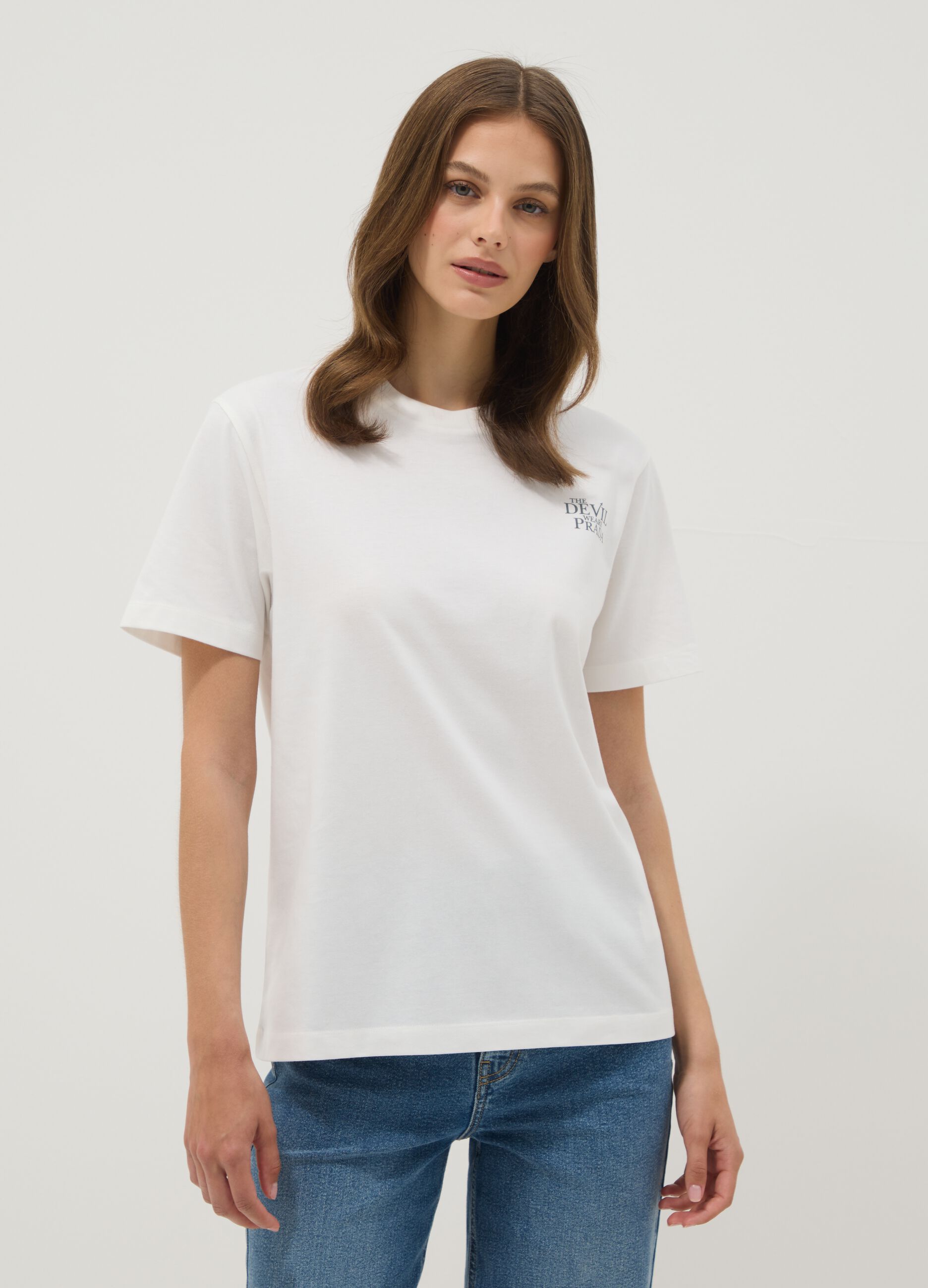 &Lambda;&epsilon;&upsilon;&kappa;ό T-shirt &alpha;&pi;ό 100% &beta;&alpha;&mu;&beta;ά&kappa;&iota; &mu;&epsilon; &sigma;&tau;ά&mu;&pi;&alpha; &laquo;&Omicron; &Delta;&iota;ά&beta;&omicron;&lambda;&omicron;&sigmaf; &Phi;&omicron;&rho;ά&epsilon;&iota; Prada&raquo;, oversized &gamma;&rho;&alpha;&mu;&mu;ή