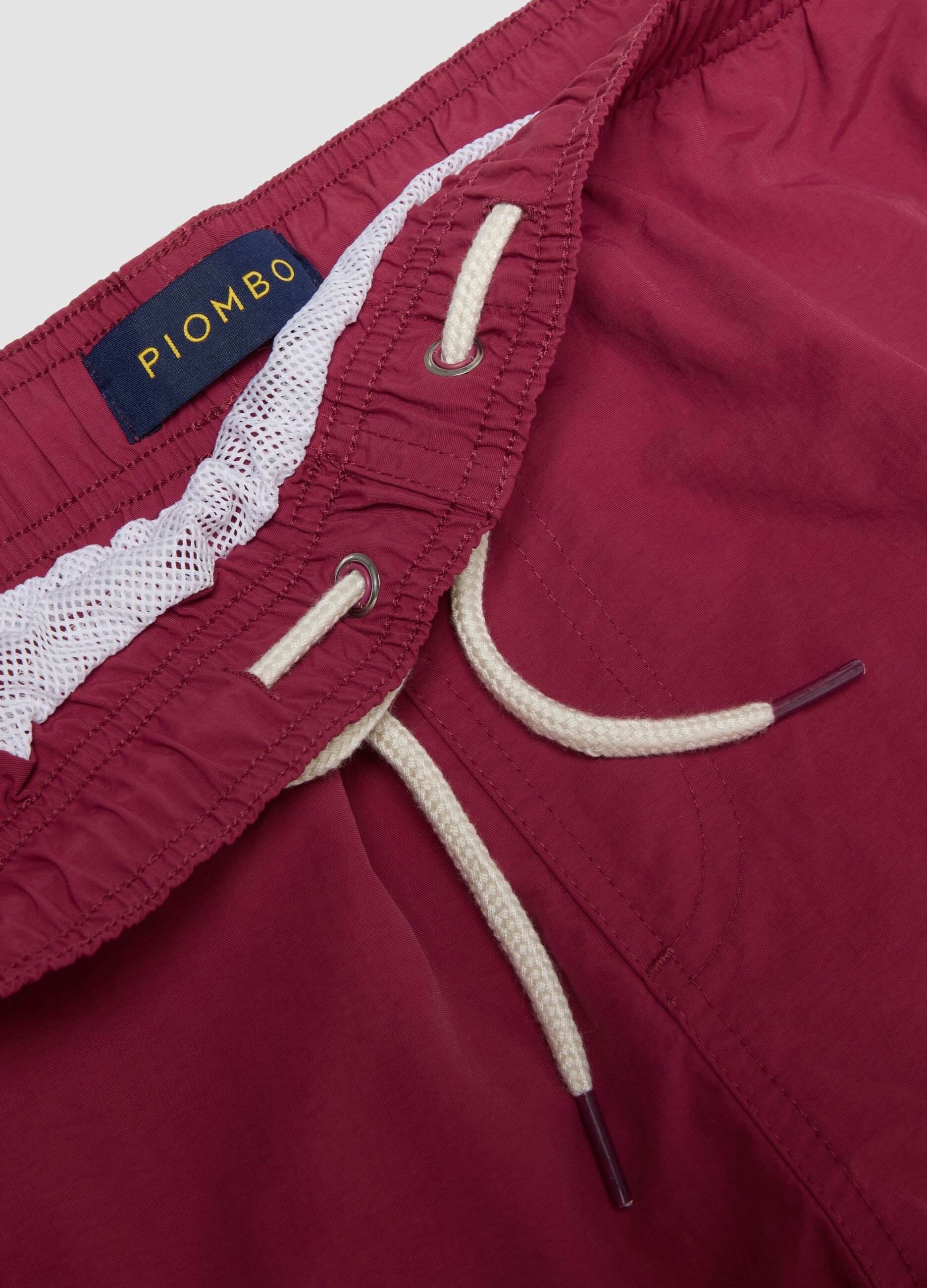 Rote Badeshorts mit elastischem Bund und Kordelzug