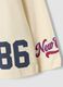 T-shirt beige in puro cotone con girocollo e stampe college per bambino_3