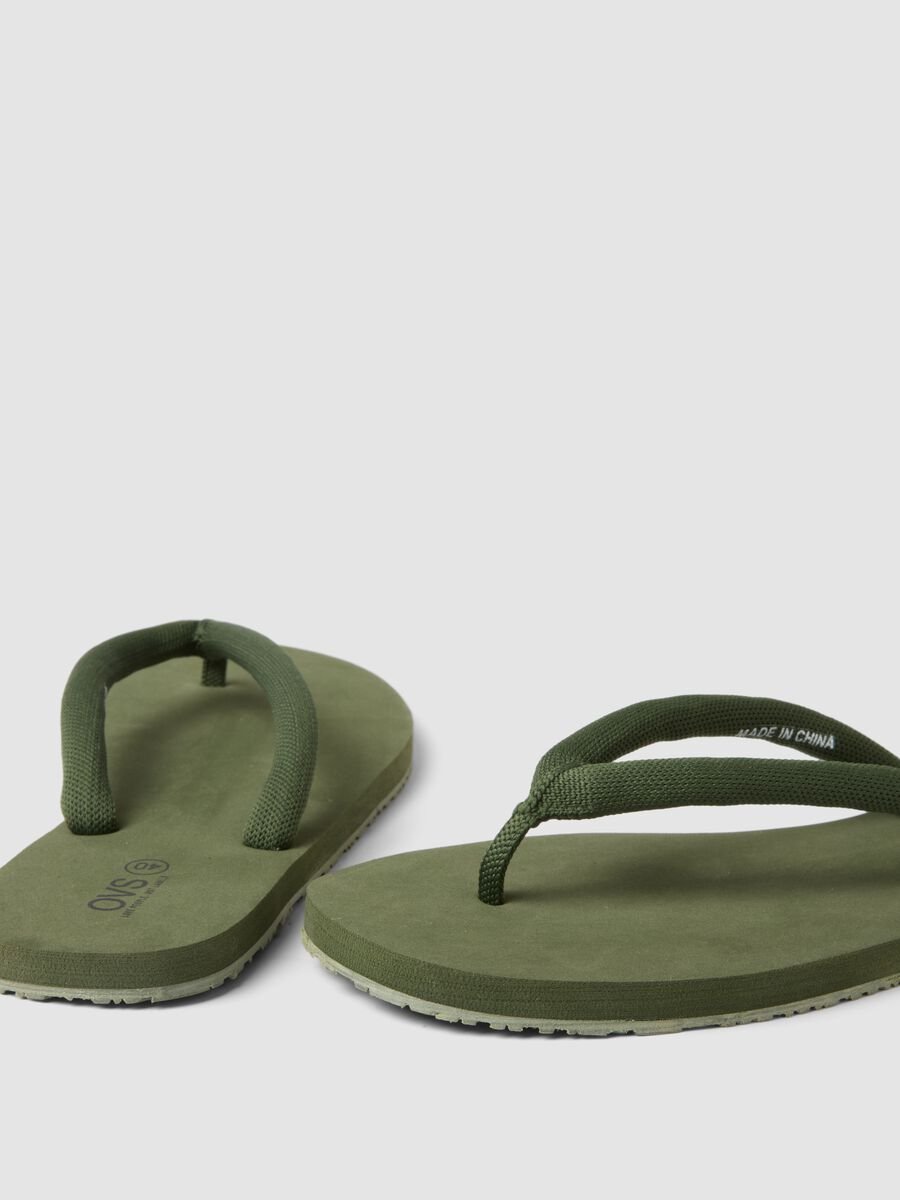 Gr&uuml;ne Zehentrenner mit breiten Riemen_2