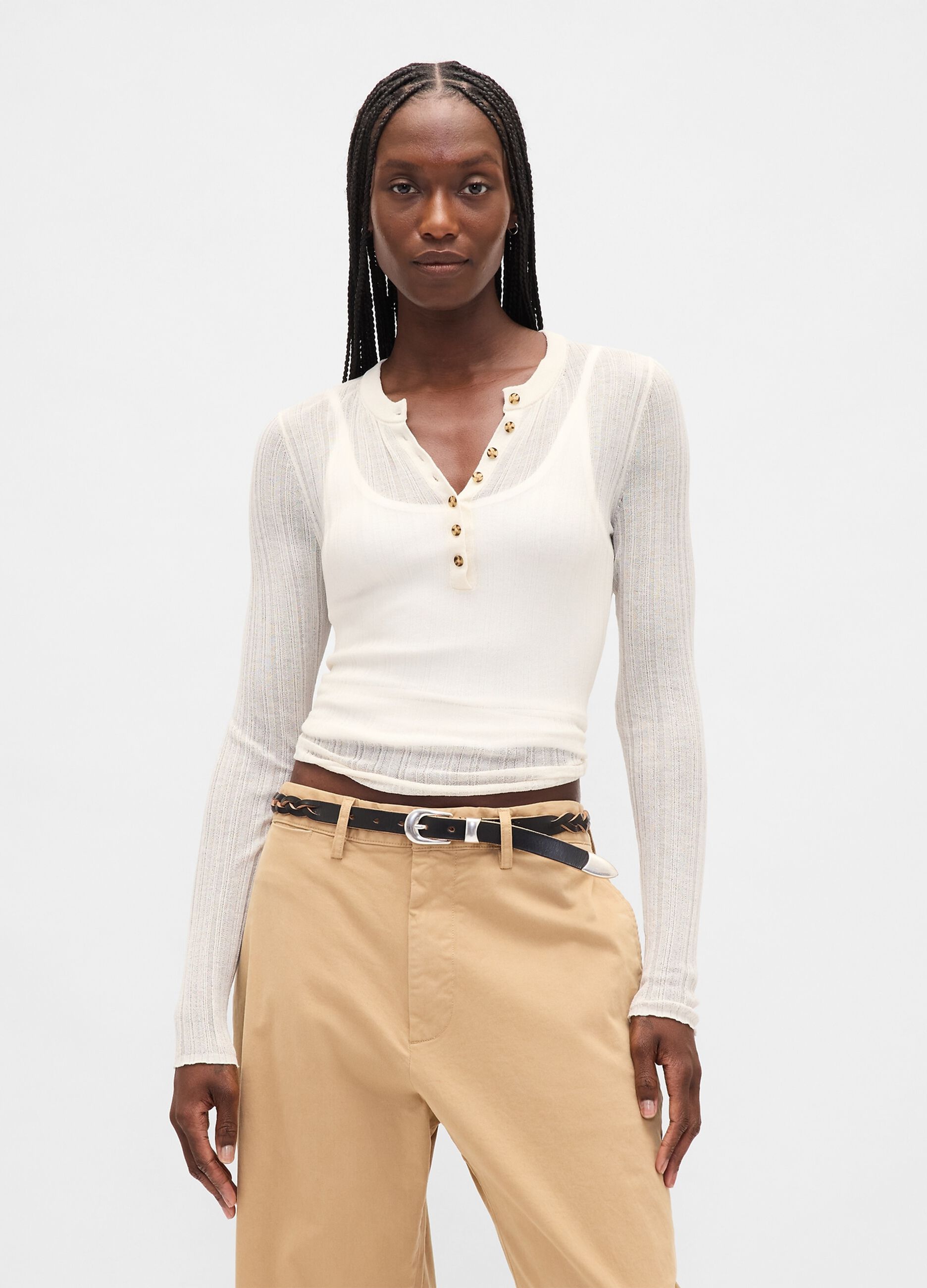 Wei&szlig;er Pullover mit transparenten langen &Auml;rmeln