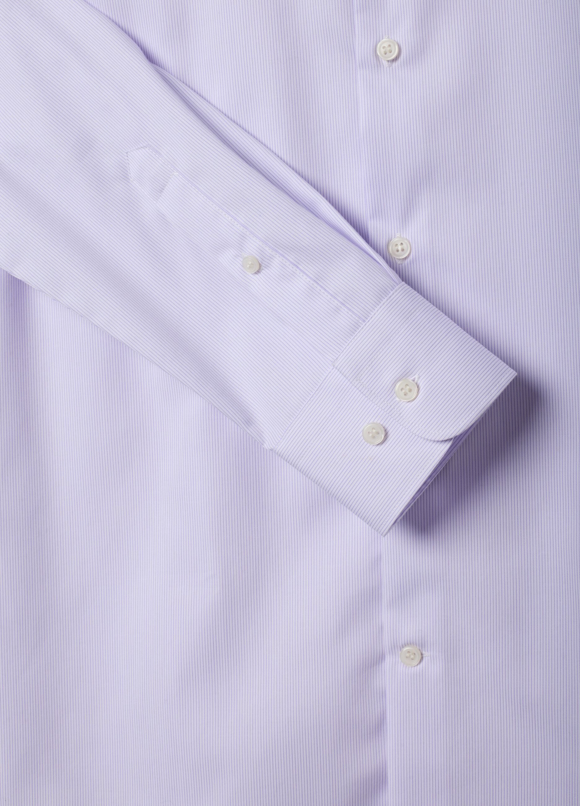 Camisa branca &agrave;s riscas em algod&atilde;o puro com colarinho franc&ecirc;s, corte slim, n&atilde;o precisa de passar a ferro