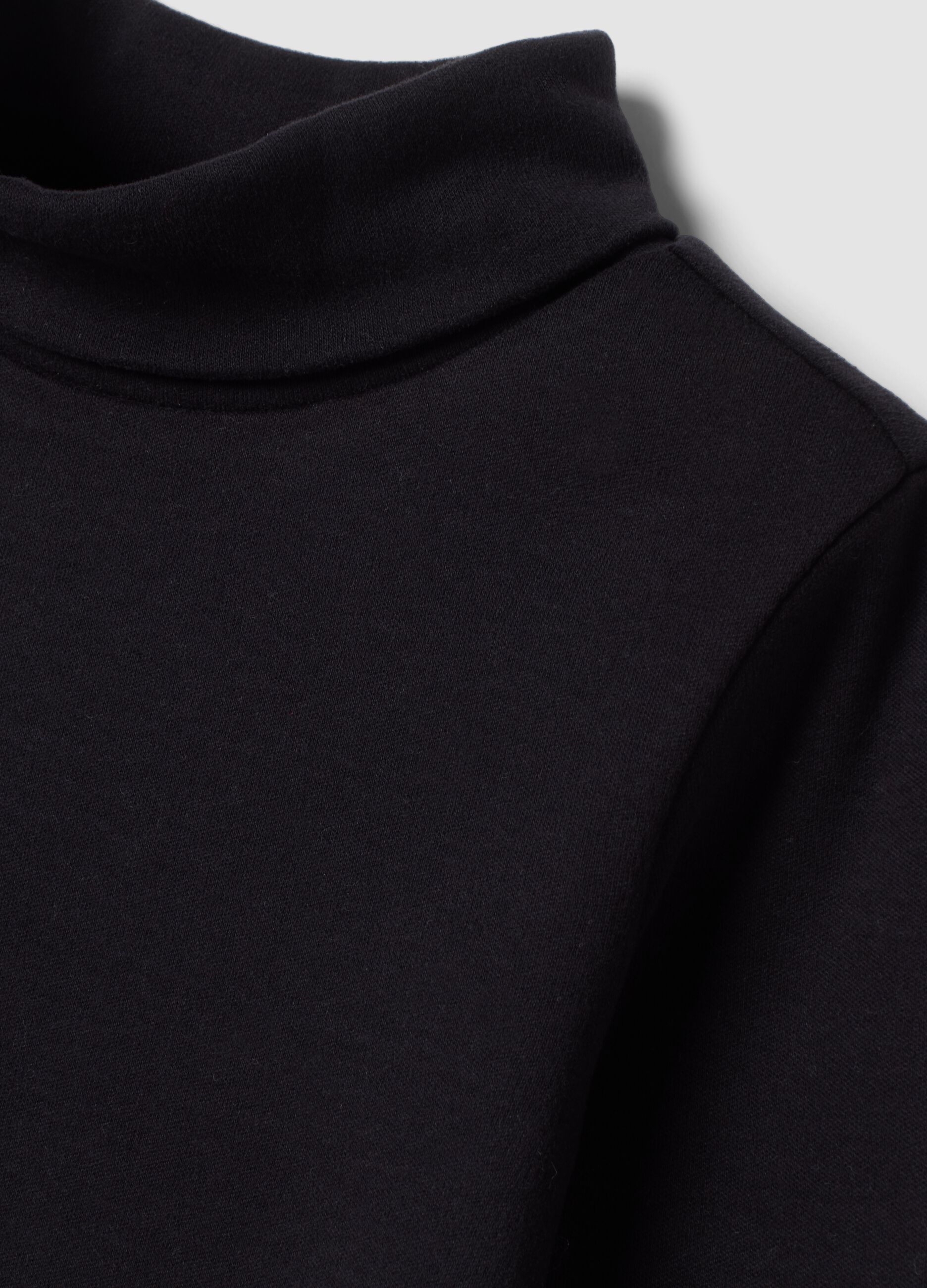 T-shirt preta de gola alta em algod&atilde;o puro, corte regular