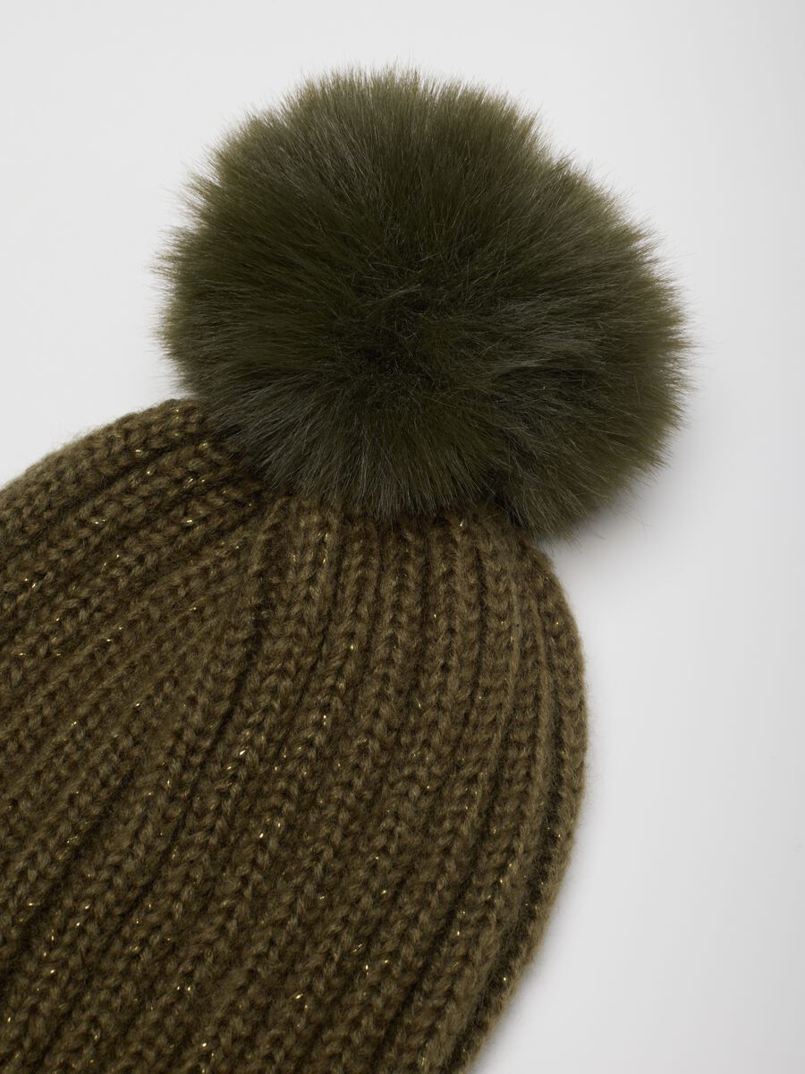 Green beanie with pompon_2